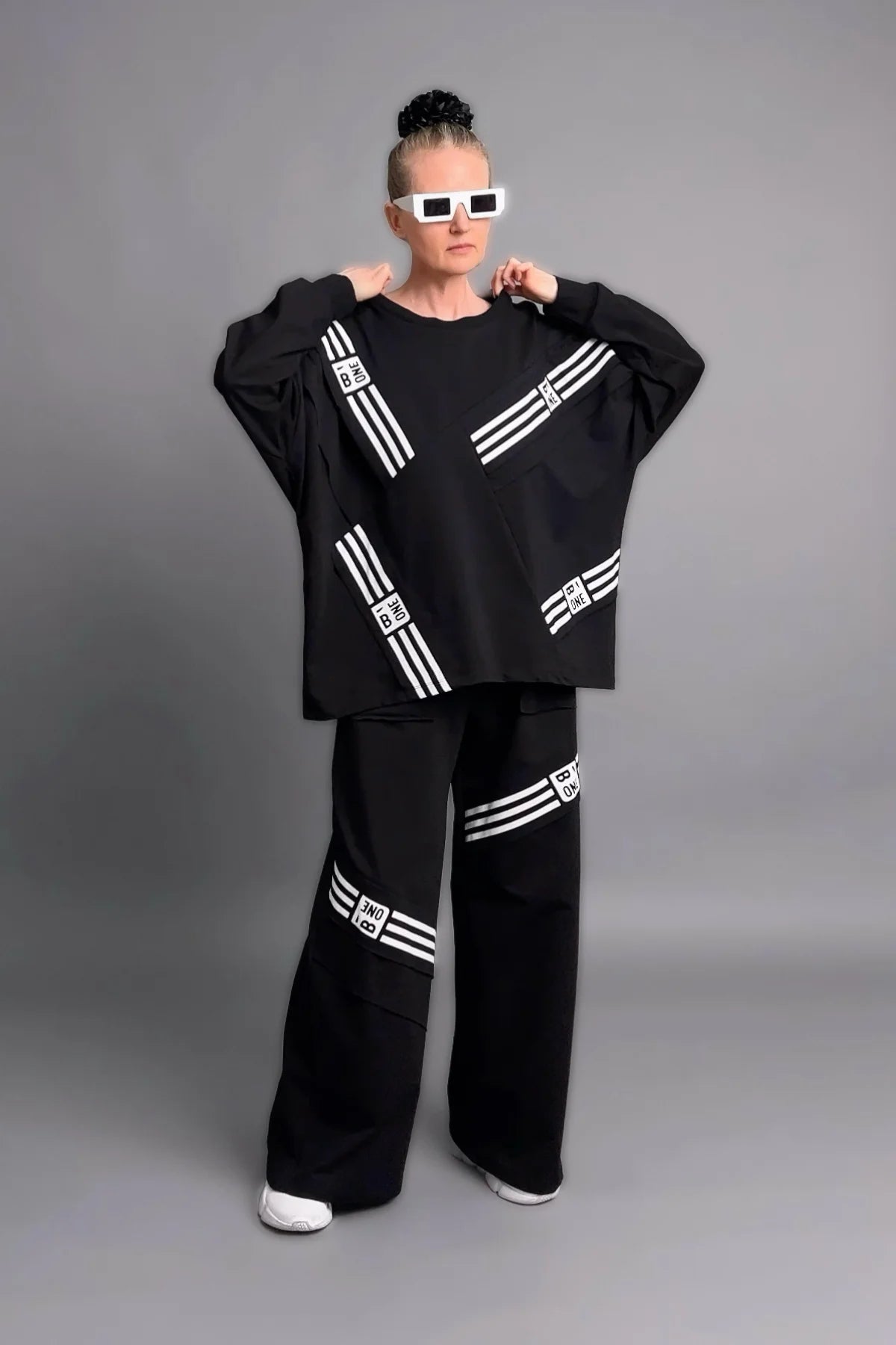 Schwarz-weißer Oversize-Zweiteiler mit grafischen Streifenprints aus weichem French Terry