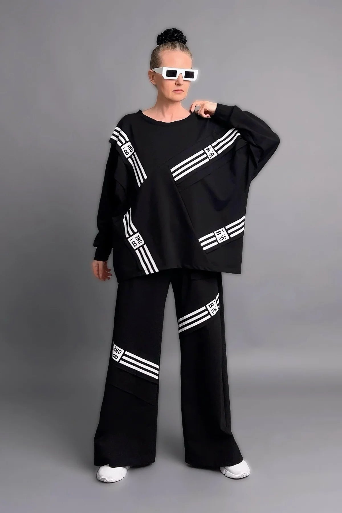 Schwarz-weißer Oversize-Zweiteiler mit grafischen Streifenprints aus weichem French Terry