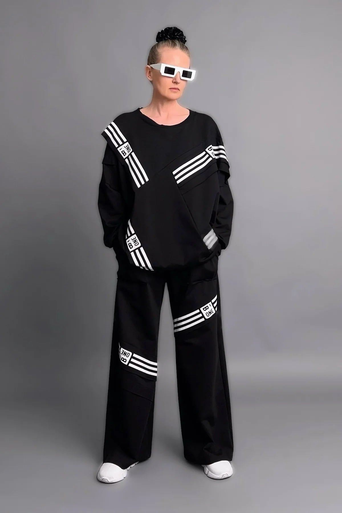 Schwarz-weißer Oversize-Zweiteiler mit grafischen Streifenprints aus weichem French Terry