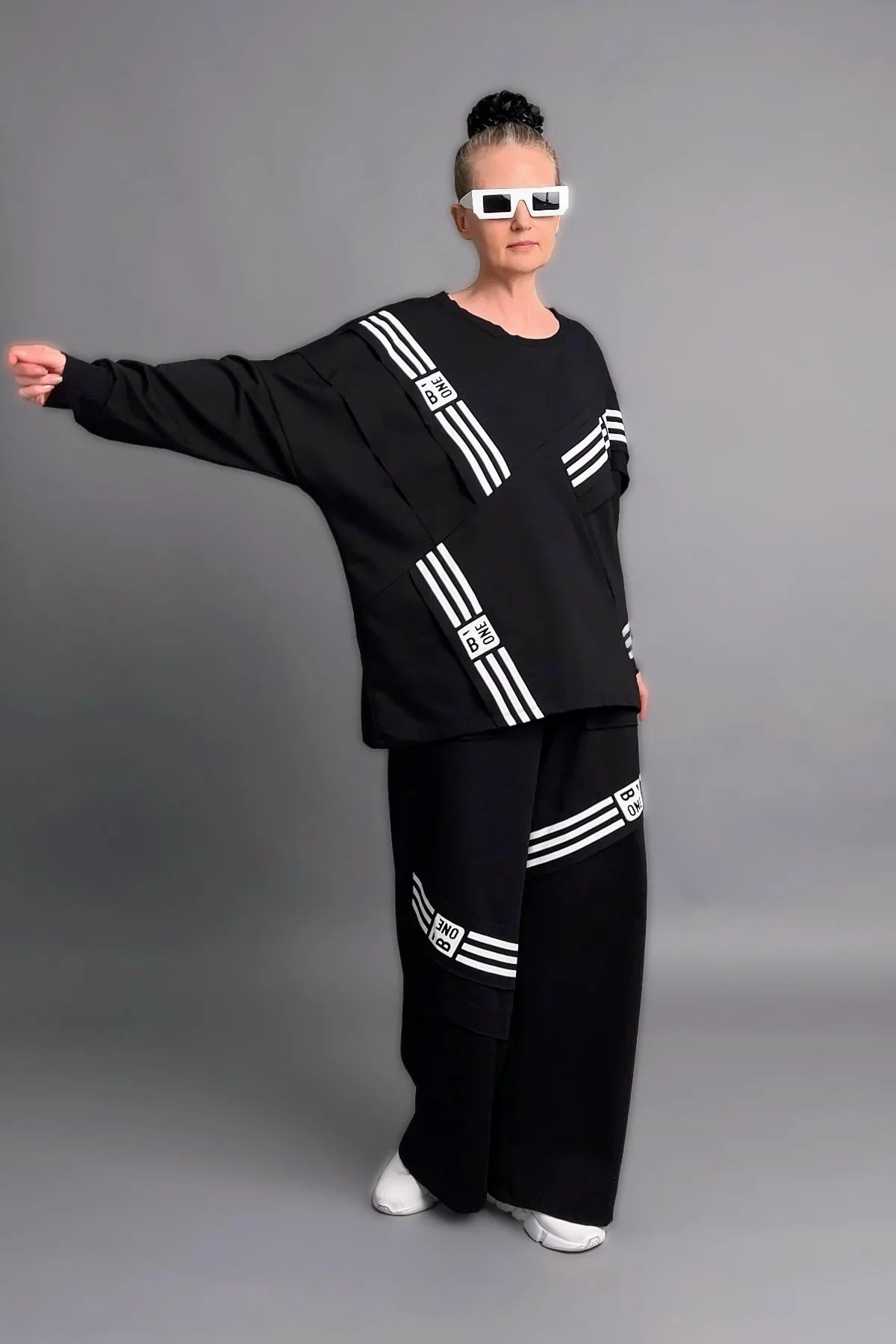 Schwarz-weißer Oversize-Zweiteiler mit grafischen Streifenprints aus weichem French Terry