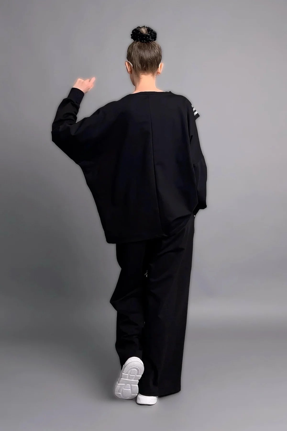 Schwarz-weißer Oversize-Zweiteiler mit grafischen Streifenprints aus weichem French Terry