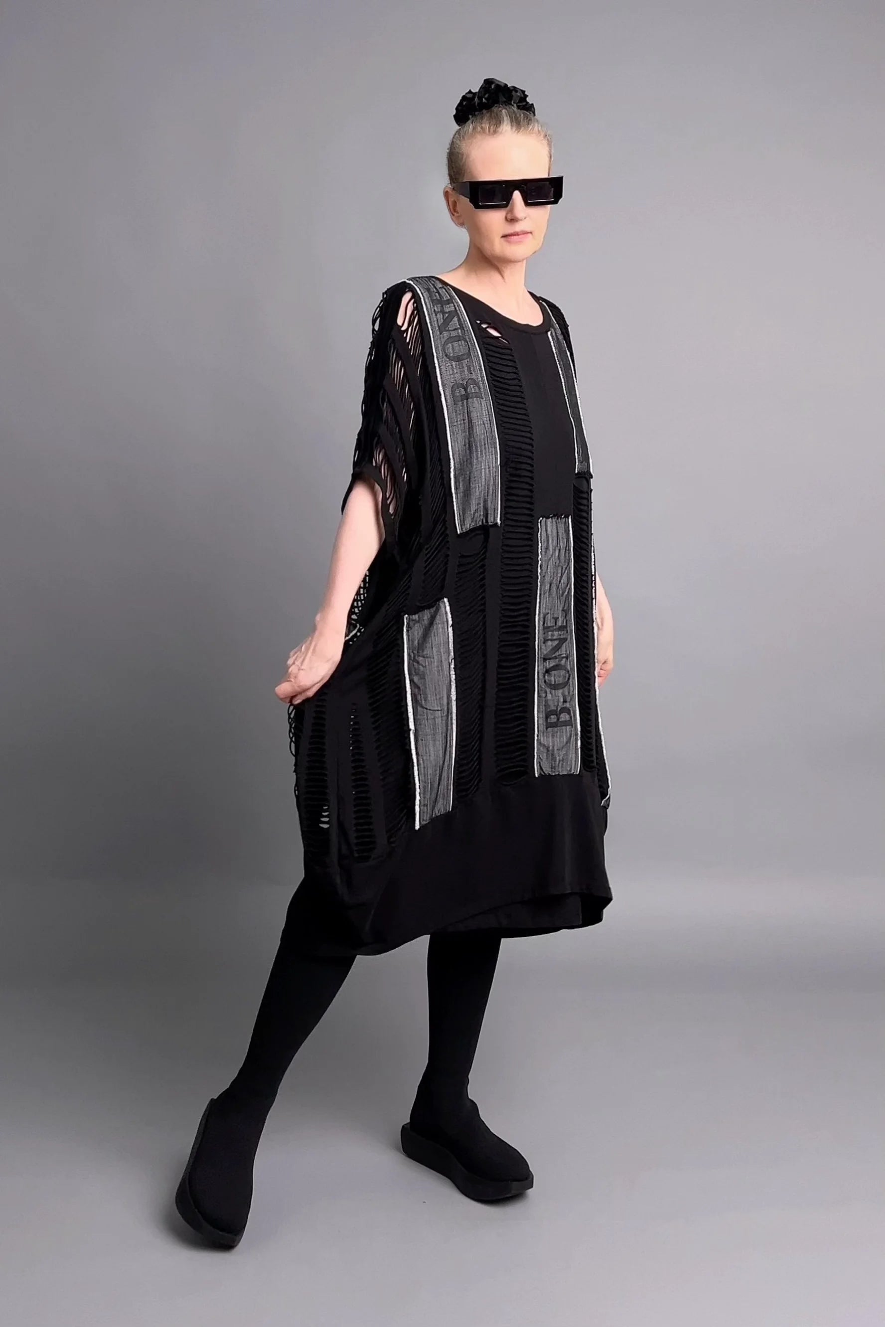 Avantgarde 2-in-1 Kleid mit Cut-Outs und Streifen-Design aus Jersey von B-ONE