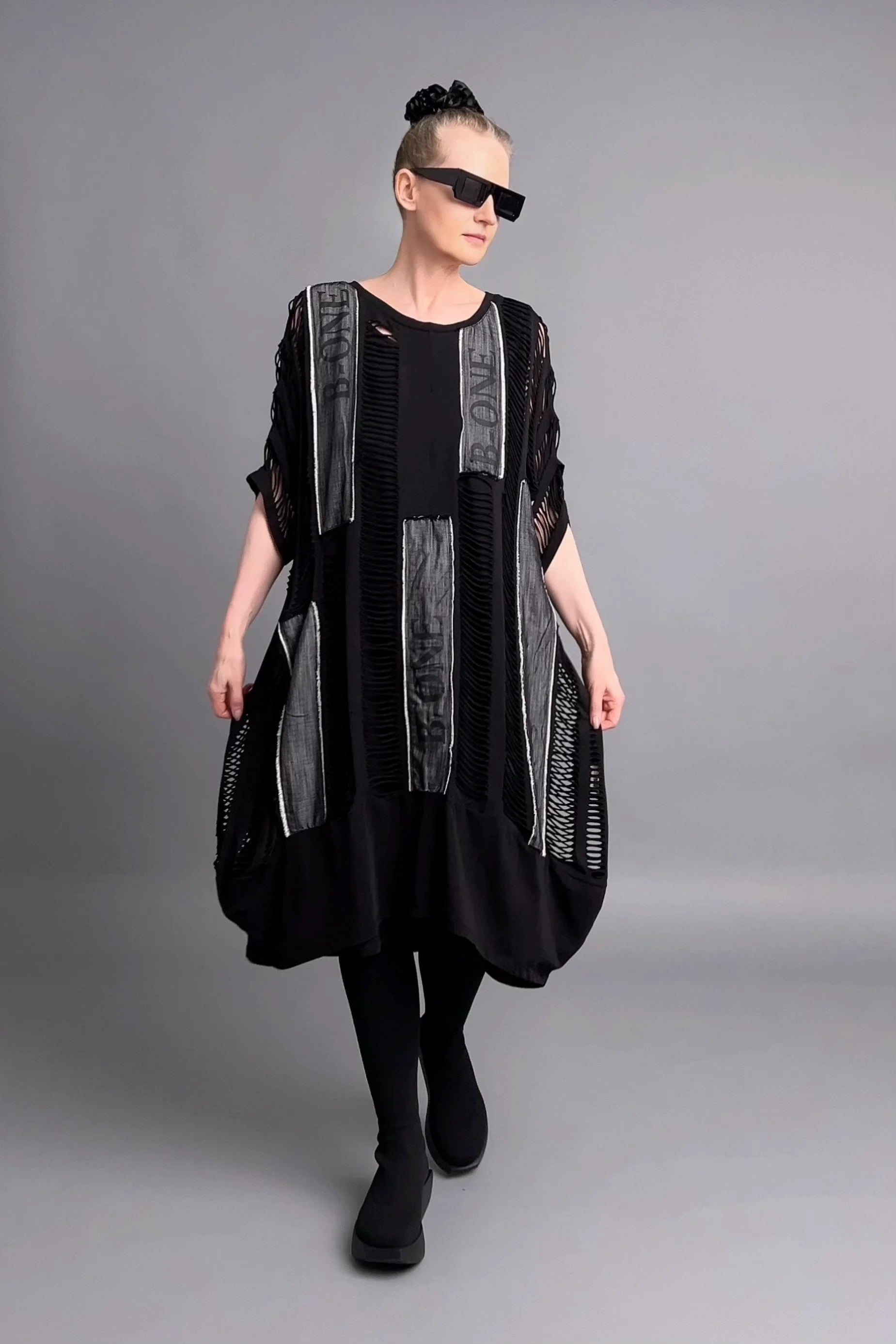 Avantgarde 2-in-1 Kleid mit Cut-Outs und Streifen-Design aus Jersey von B-ONE