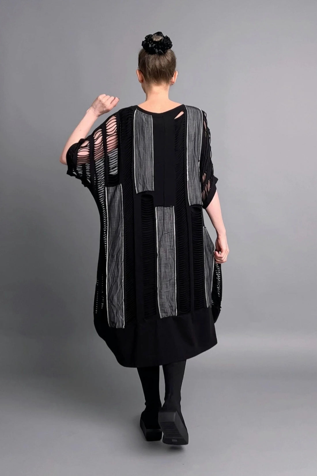 Avantgarde 2-in-1 Kleid mit Cut-Outs und Streifen-Design aus Jersey von B-ONE