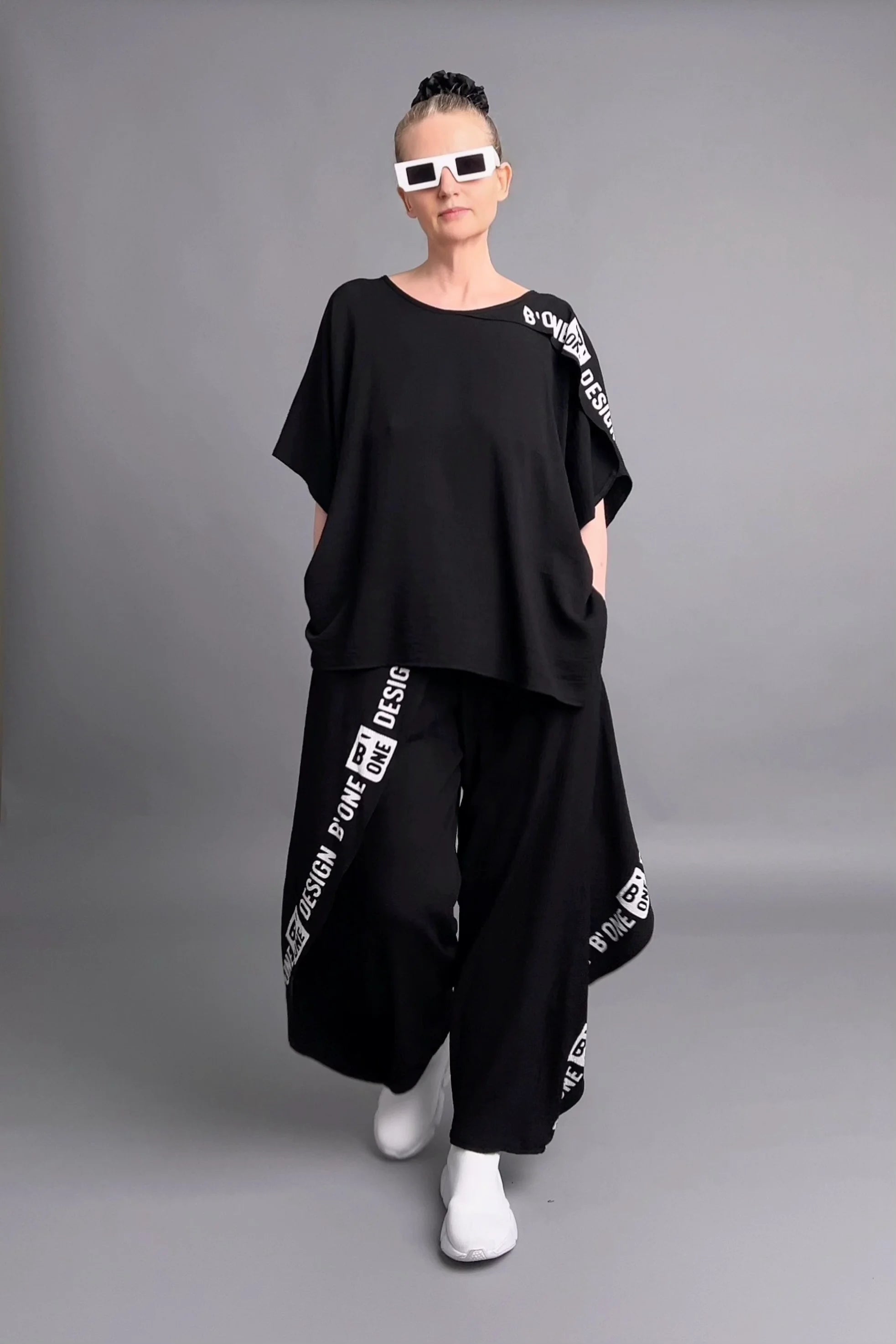 Schwarzer 2-Teiler mit Statement-Print von B-ONE im lässigen Crash-Look aus Seersucker