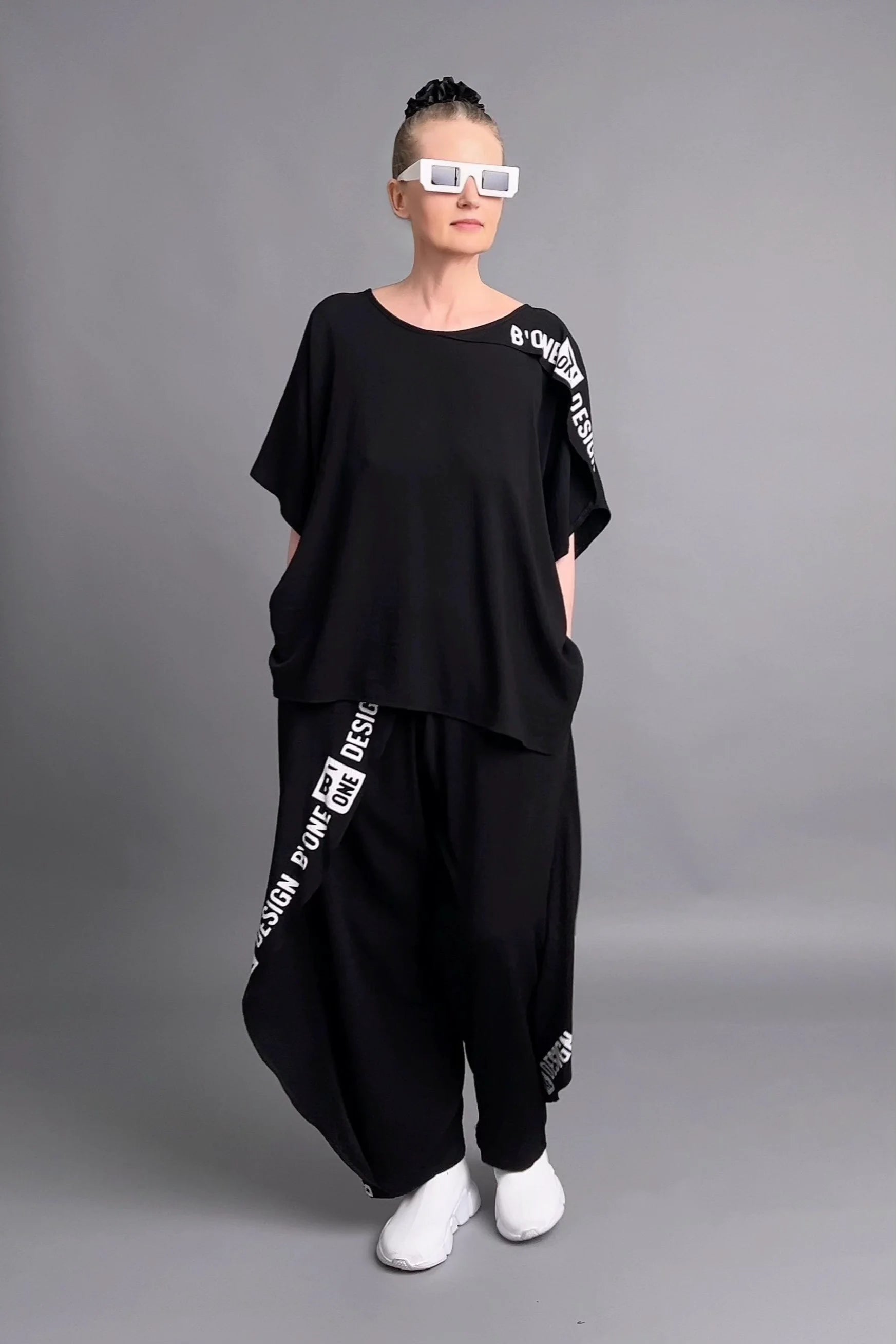 Schwarzer 2-Teiler mit Statement-Print von B-ONE im lässigen Crash-Look aus Seersucker