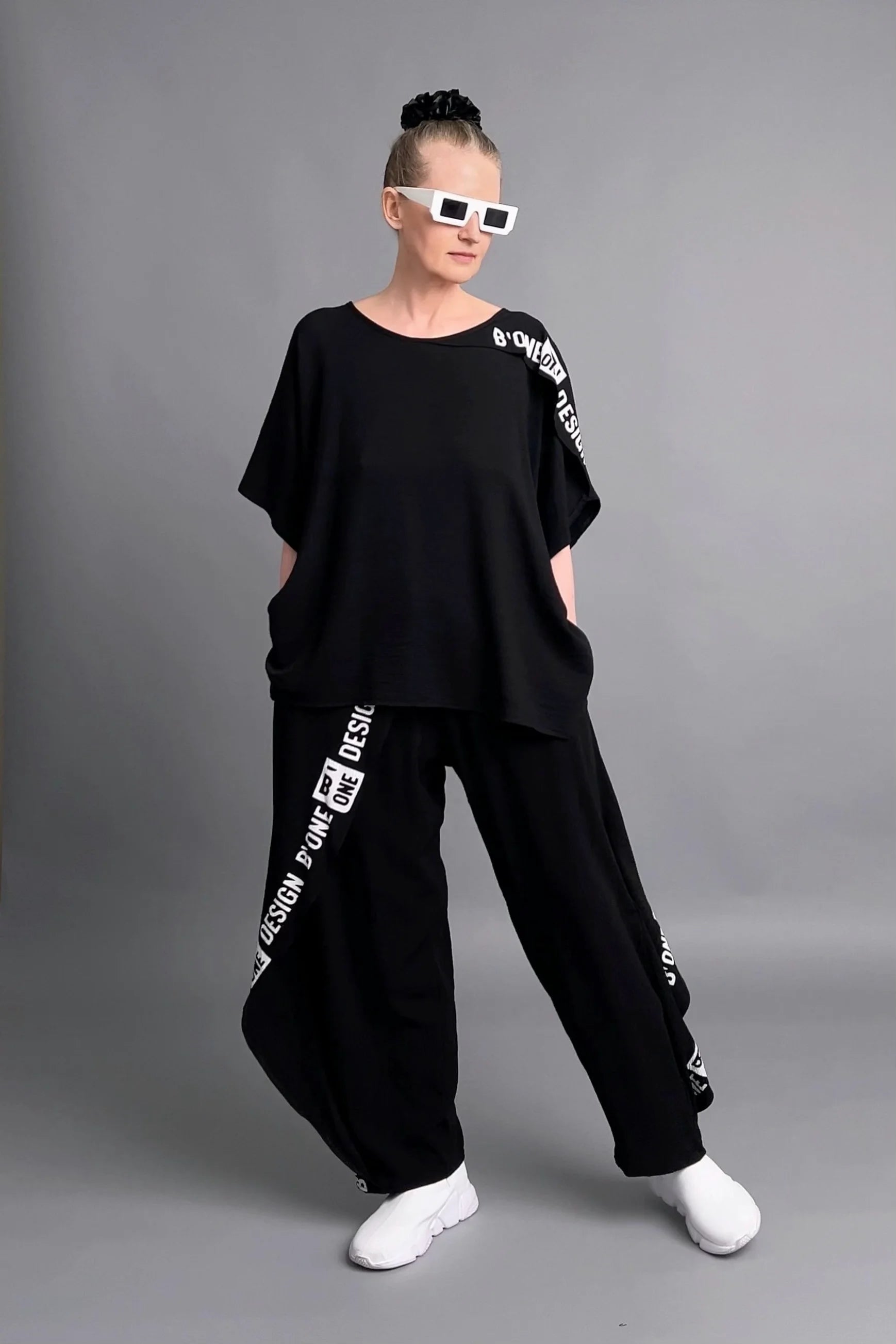 Schwarzer 2-Teiler mit Statement-Print von B-ONE im lässigen Crash-Look aus Seersucker