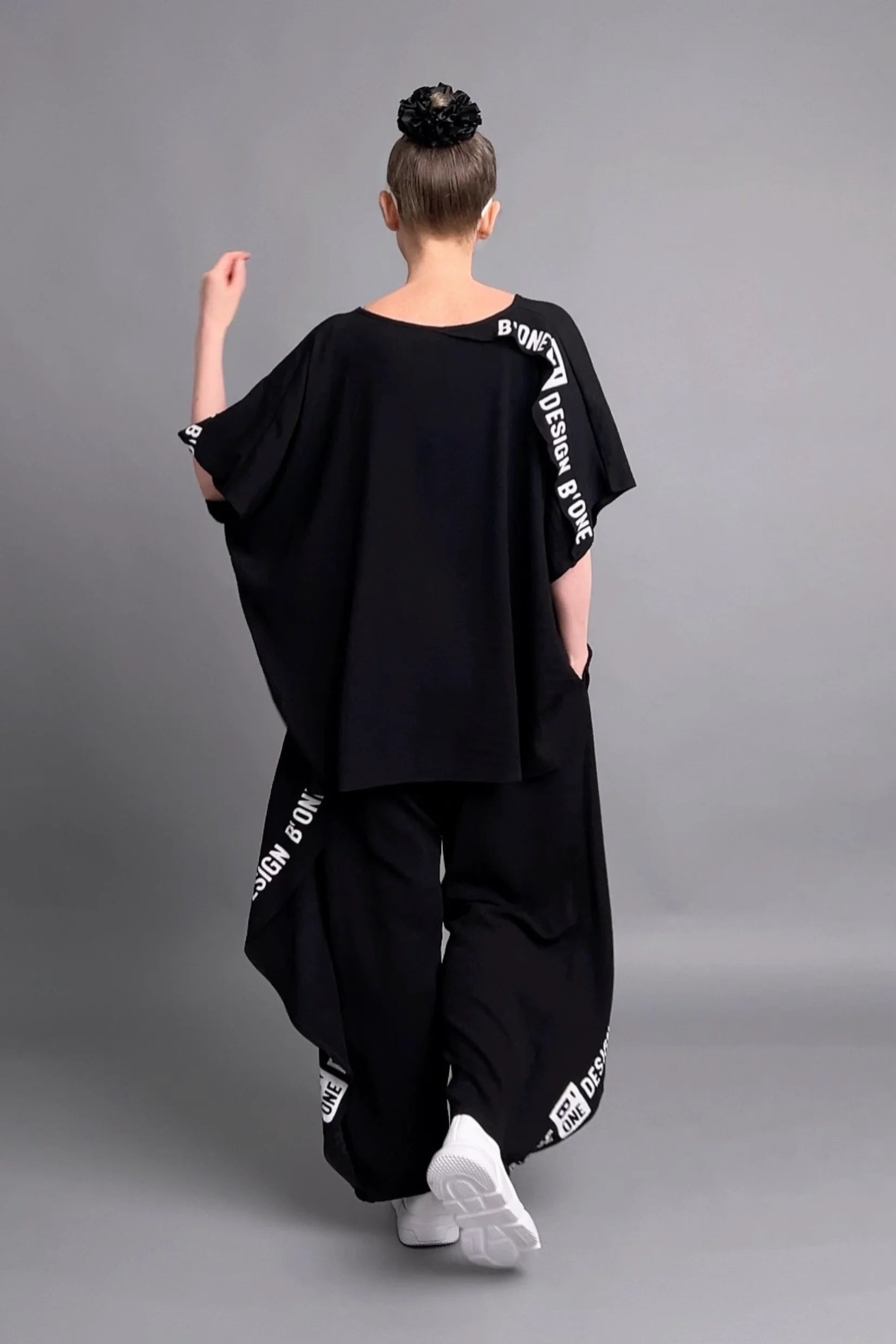 Schwarzer 2-Teiler mit Statement-Print von B-ONE im lässigen Crash-Look aus Seersucker