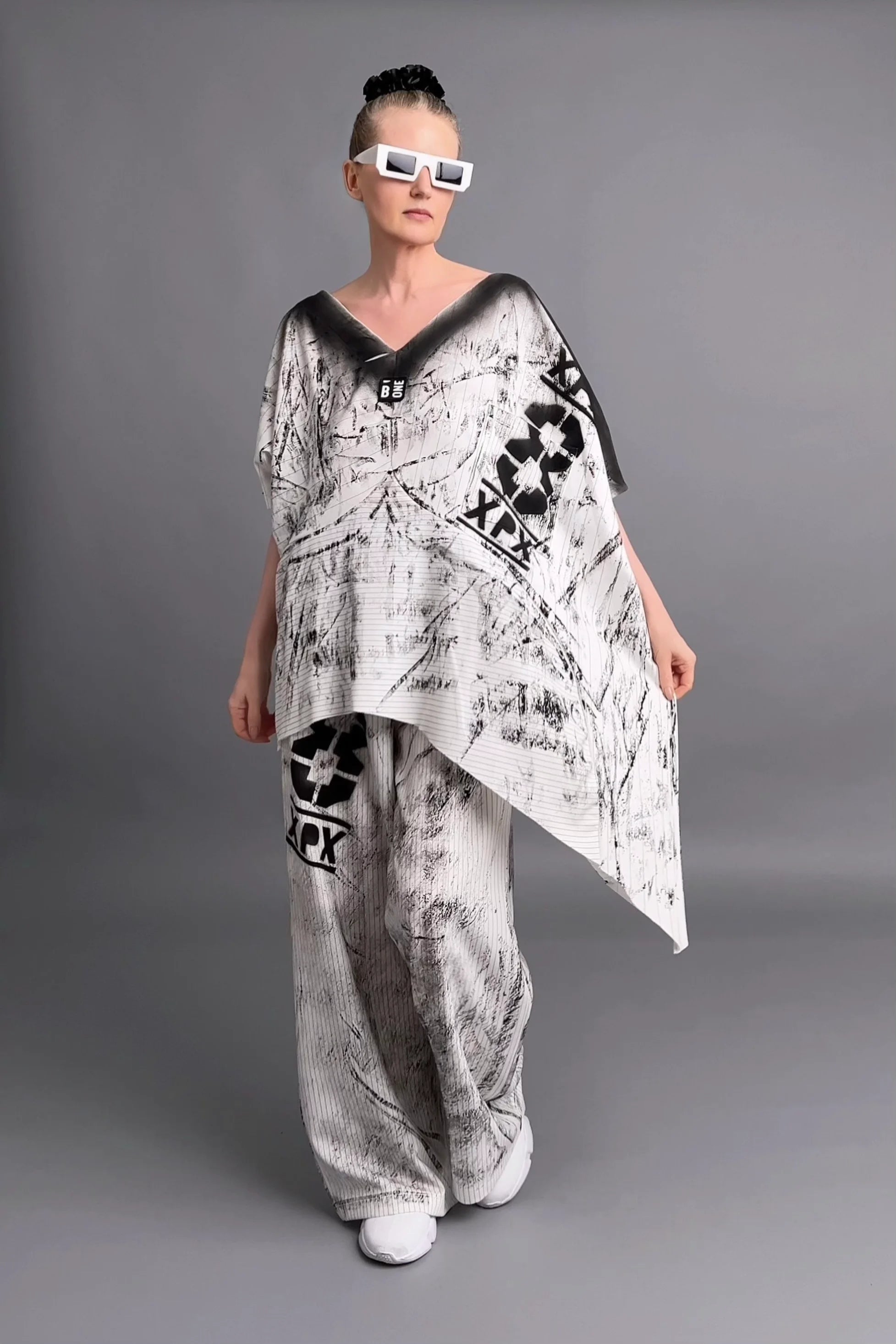 Avantgarde 2-Teiler mit abstraktem Print – Oversize-Shirt & Hose aus Jersey von B-ONE
