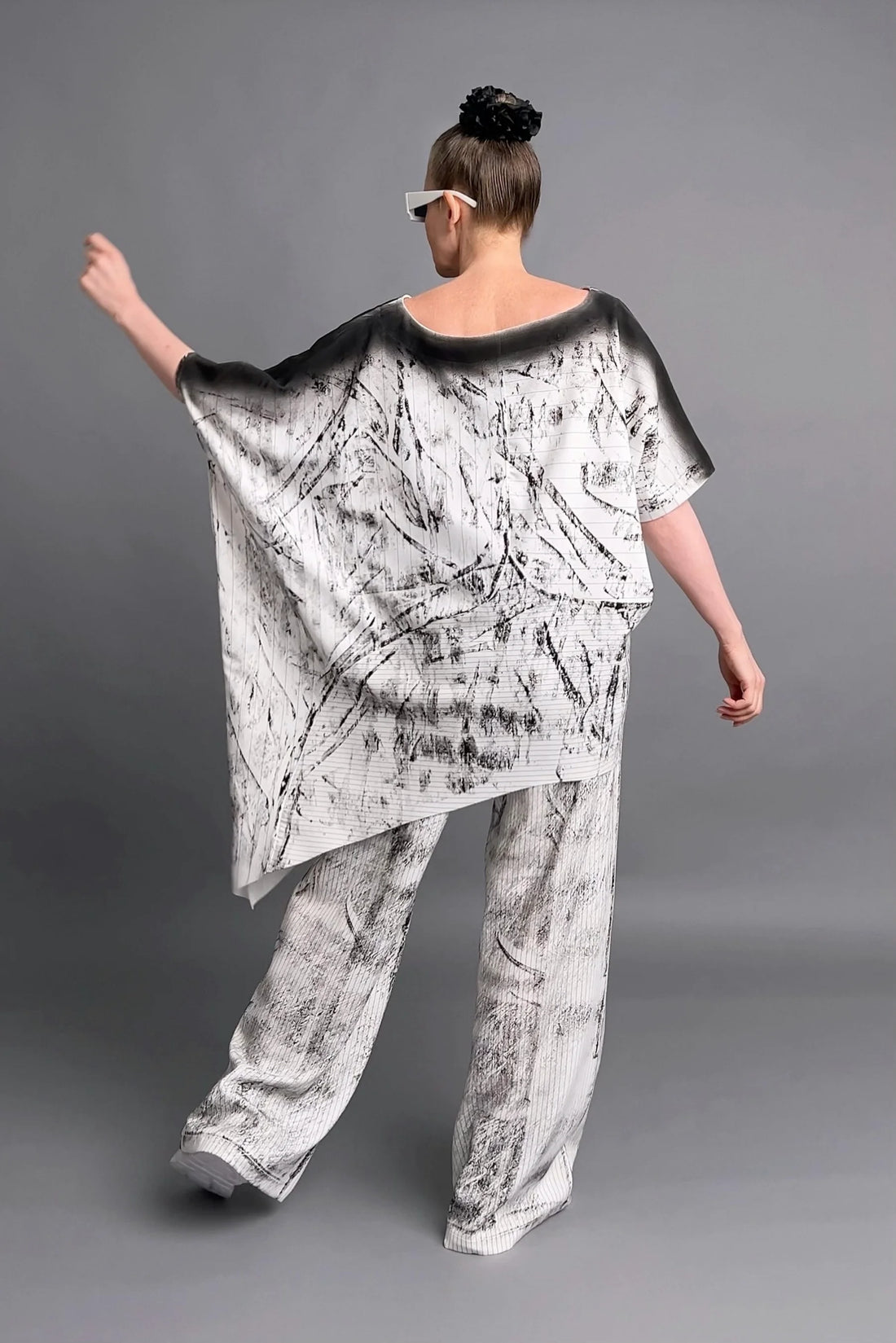 Avantgarde 2-Teiler mit abstraktem Print – Oversize-Shirt & Hose aus Jersey von B-ONE