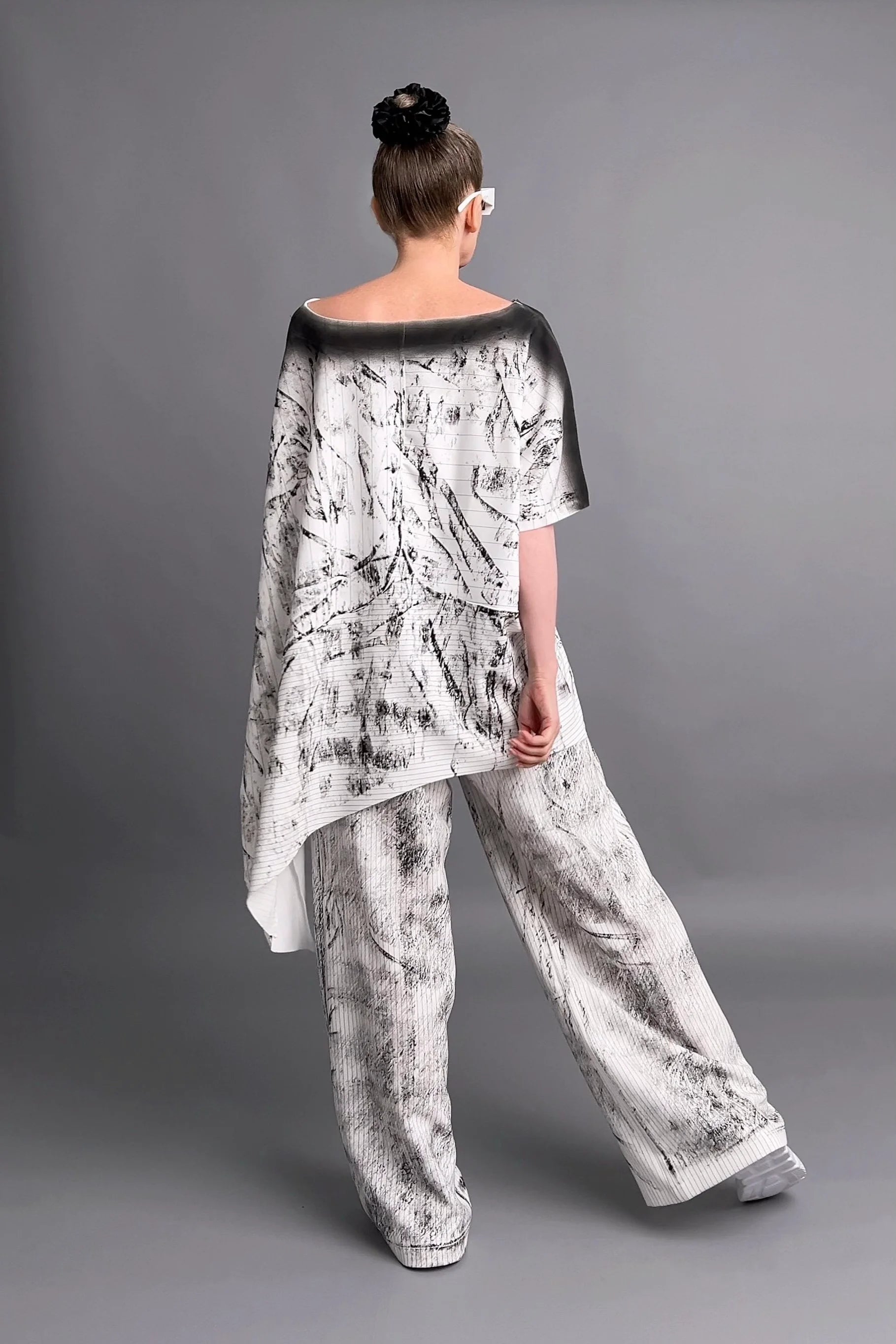 Avantgarde 2-Teiler mit abstraktem Print – Oversize-Shirt & Hose aus Jersey von B-ONE