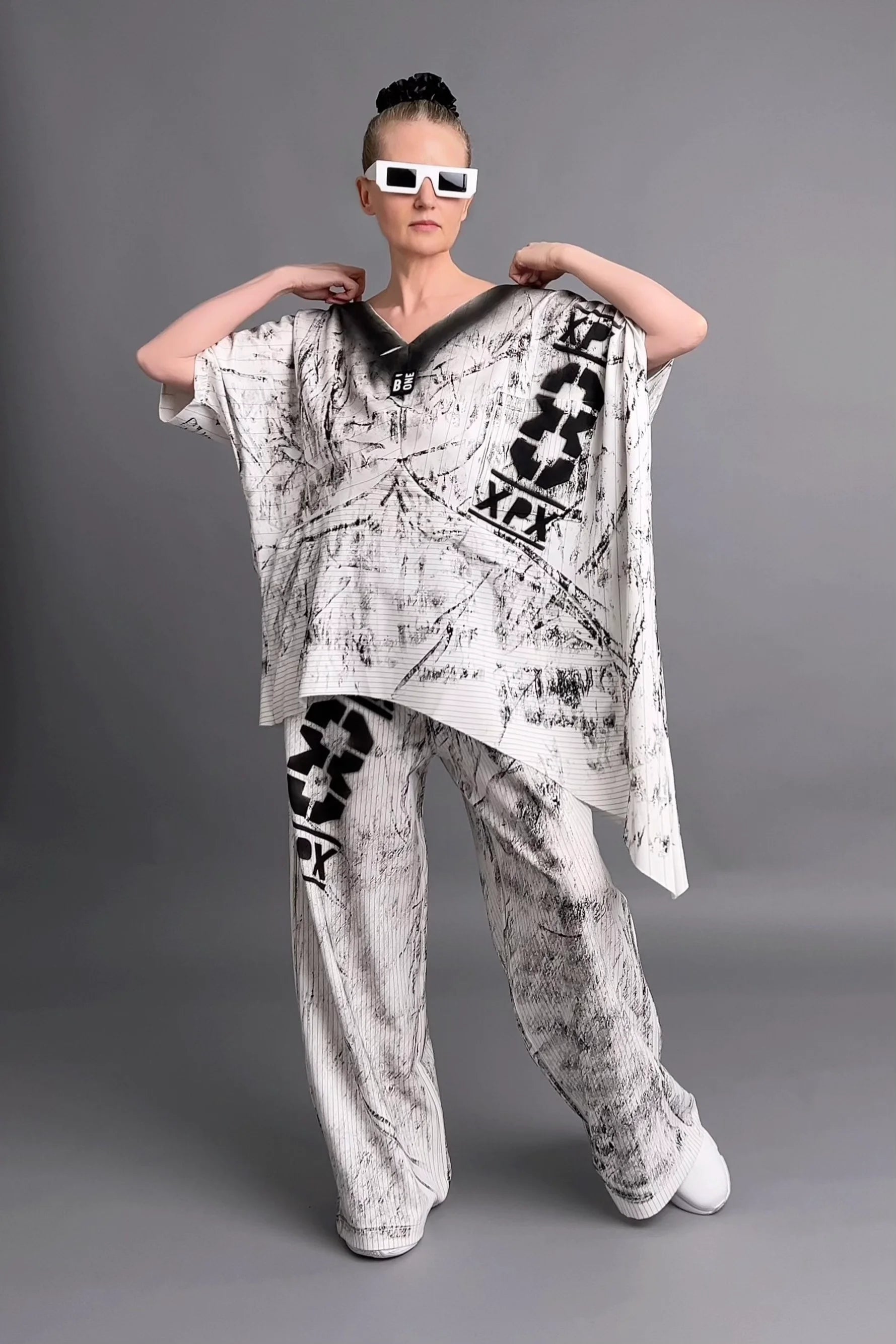 Avantgarde 2-Teiler mit abstraktem Print – Oversize-Shirt & Hose aus Jersey von B-ONE