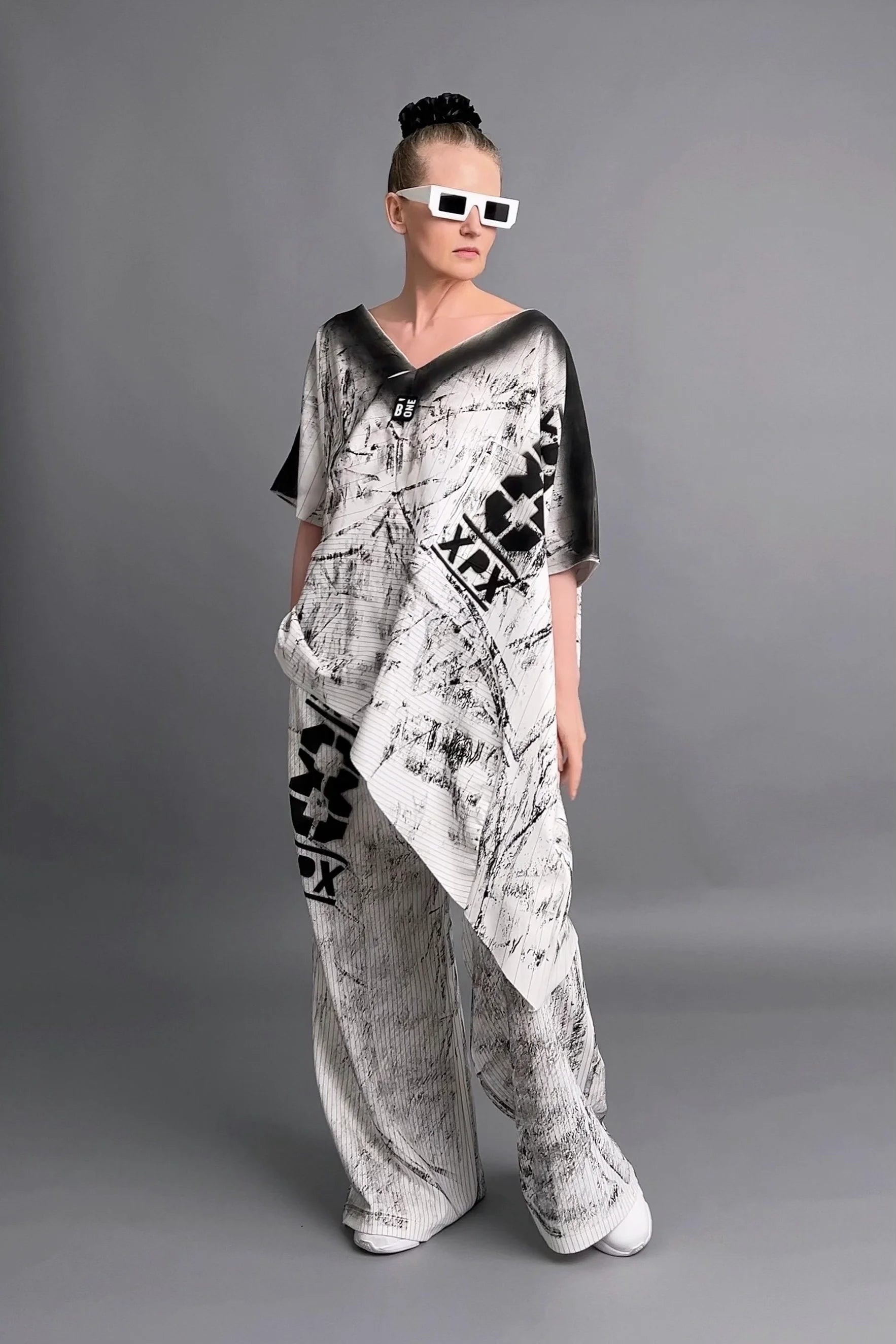 Avantgarde 2-Teiler mit abstraktem Print – Oversize-Shirt & Hose aus Jersey von B-ONE