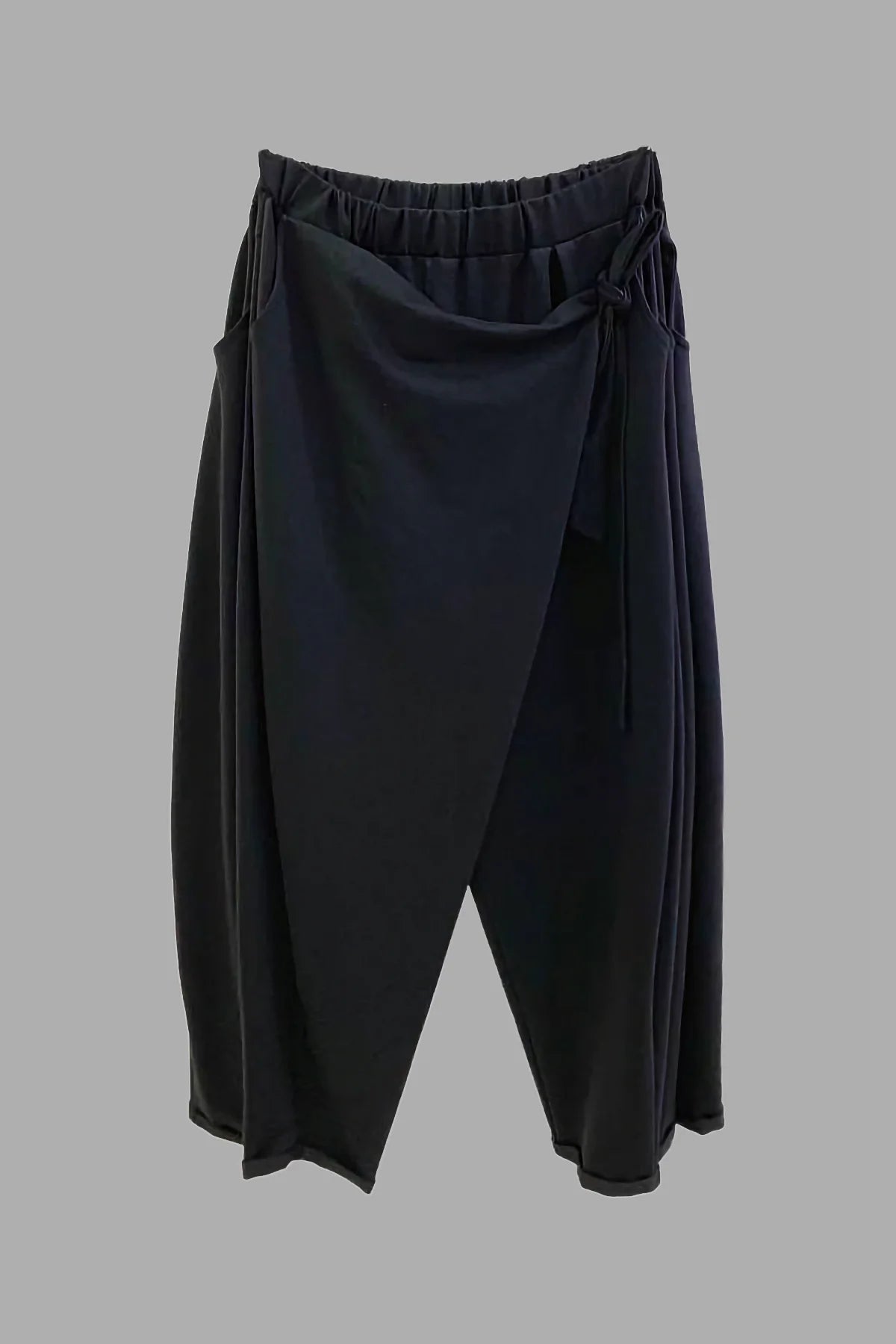 Schwarze Oversize-Hose mit Lagenoptik und Bindeband aus weichem French Terry