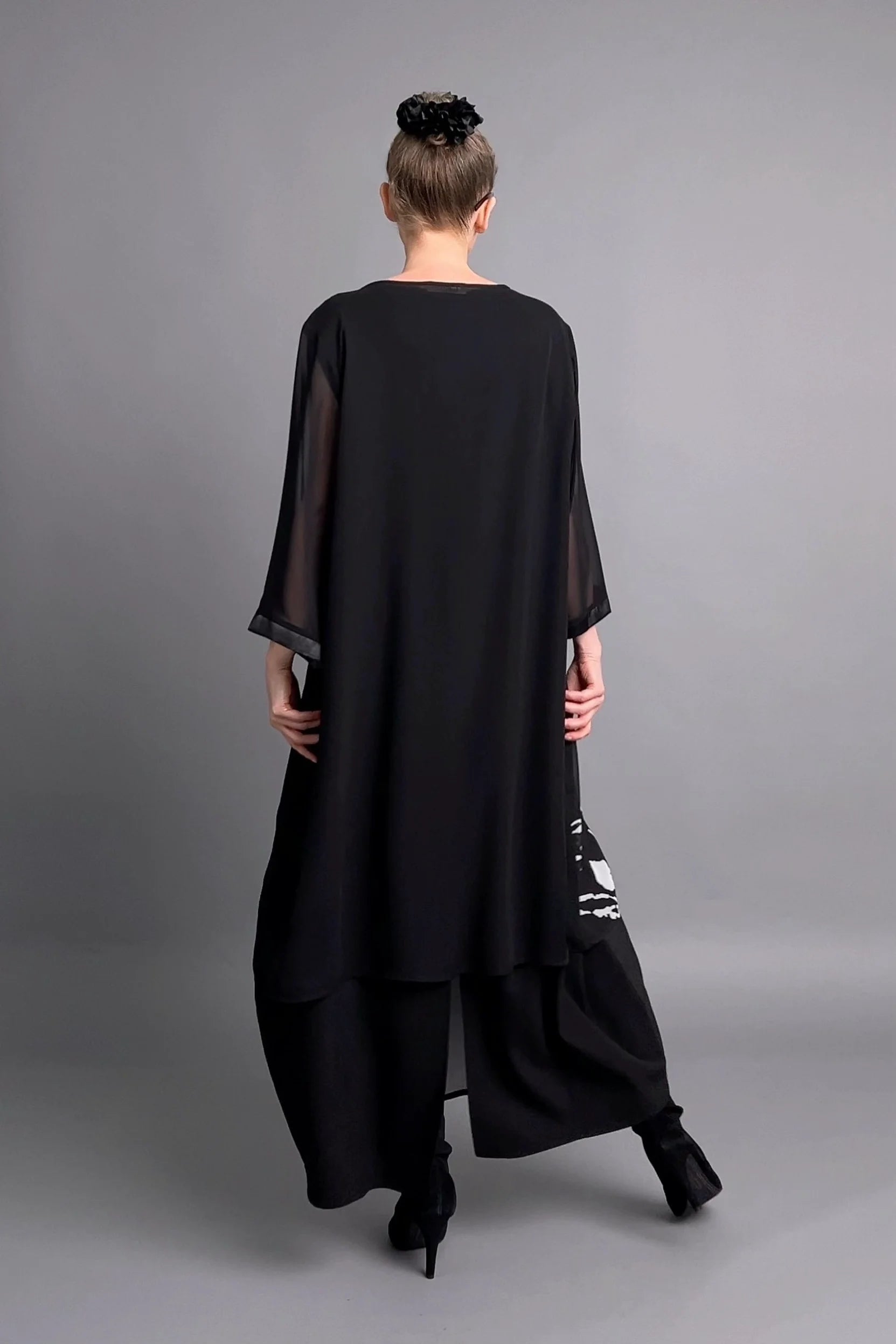 Cadrelli Zweiteiler Kleid mit abstraktem Print & transparenter Überwurf schwarz-weiß