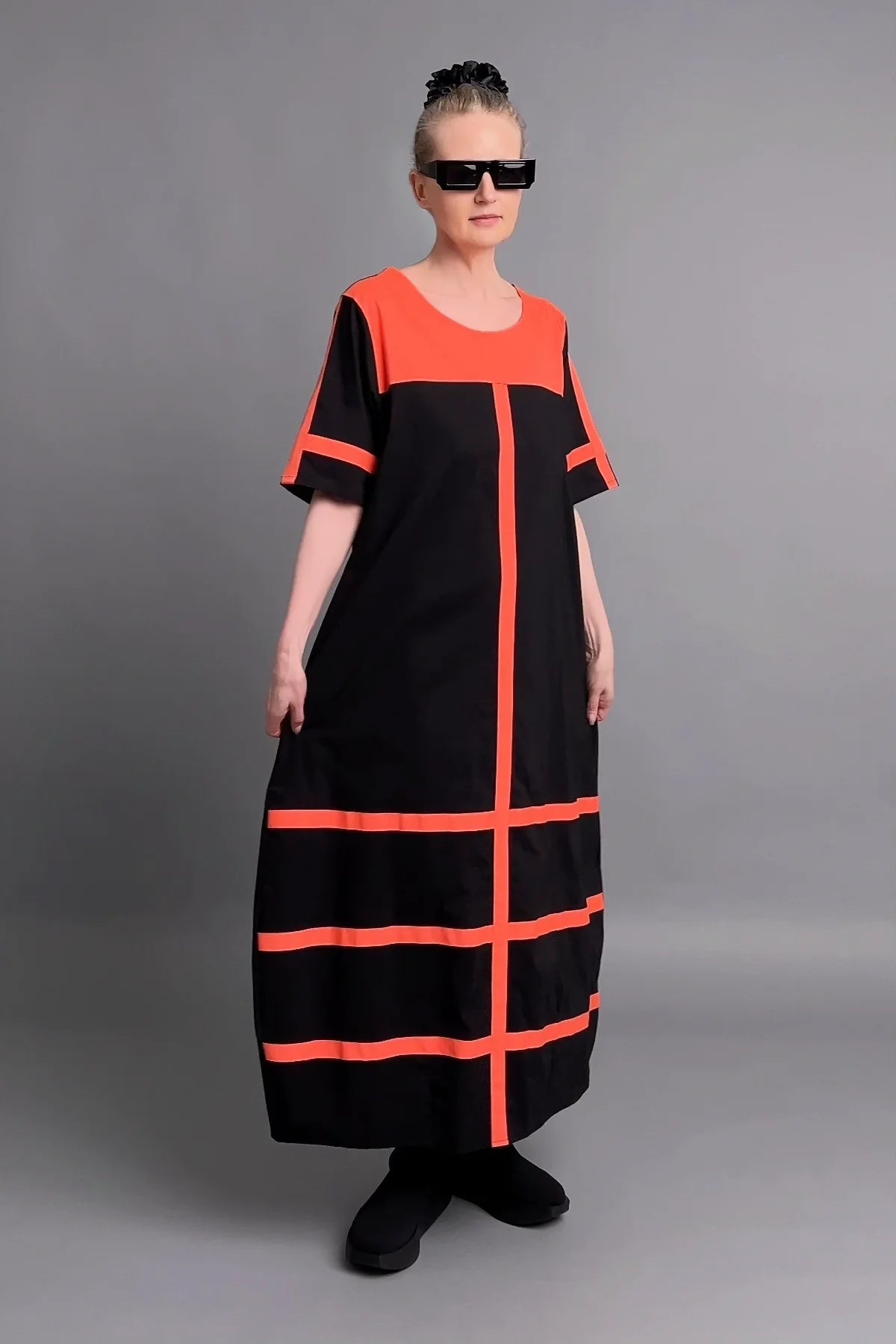Avantgarde Maxikleid Cadrelli schwarz mit roten Kontraststreifen aus Viskose-Lycra