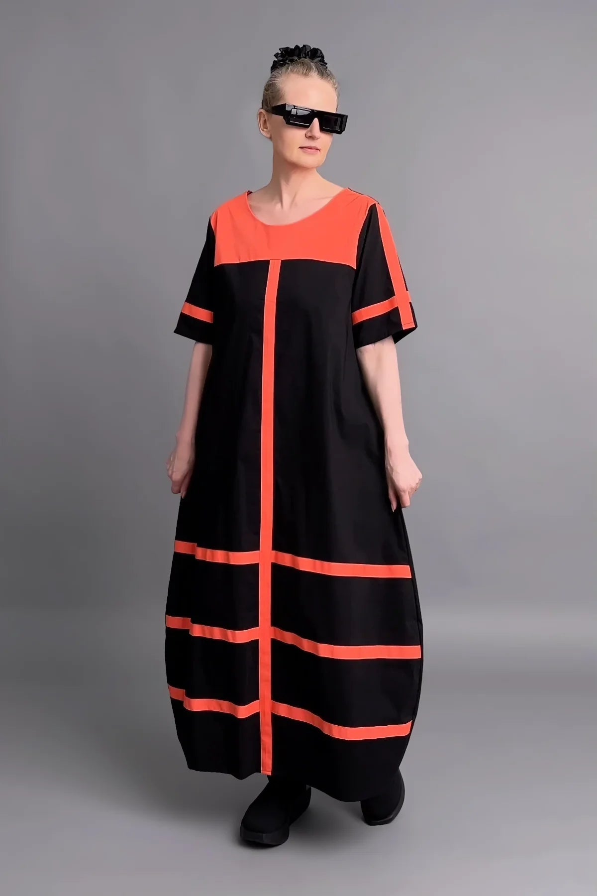 Avantgarde Maxikleid Cadrelli schwarz mit roten Kontraststreifen aus Viskose-Lycra