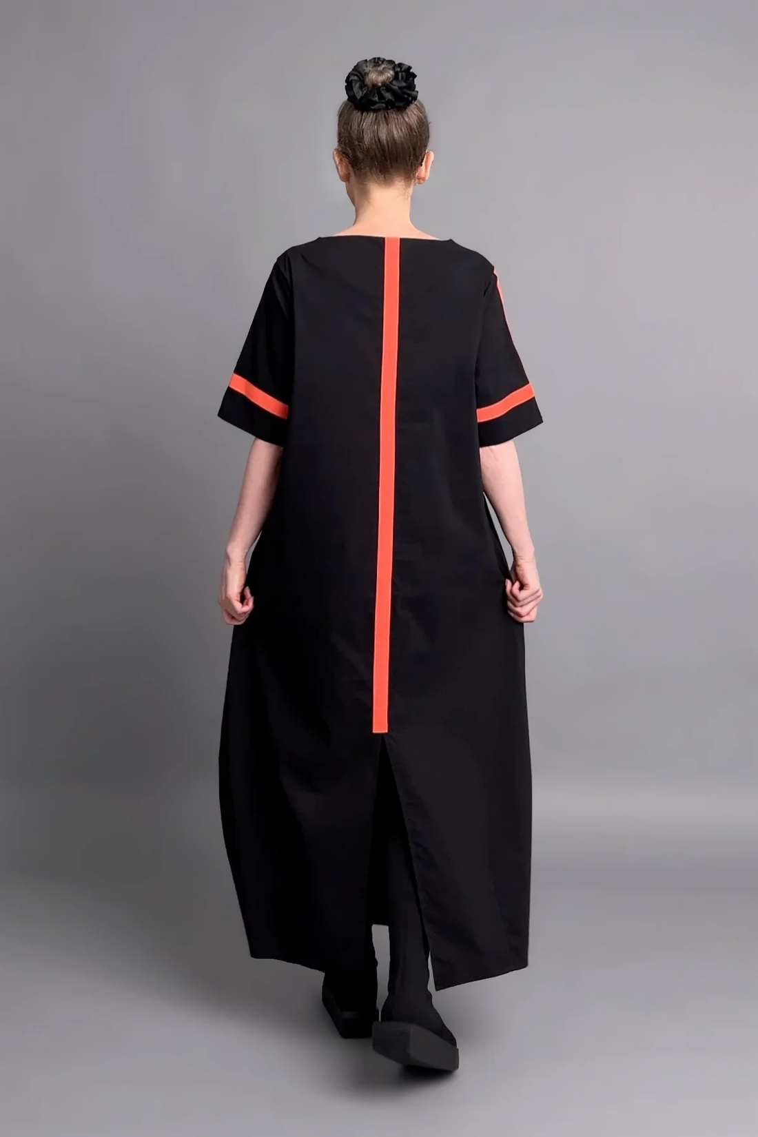 Avantgarde Maxikleid Cadrelli schwarz mit roten Kontraststreifen aus Viskose-Lycra