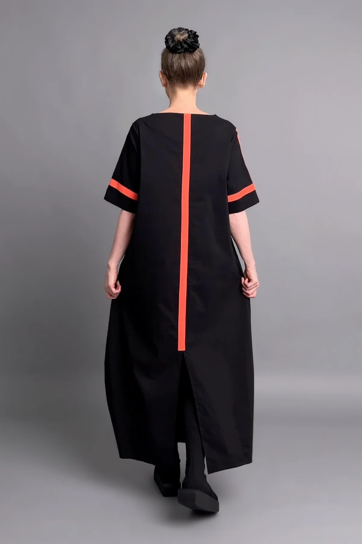 Avantgarde Maxikleid Cadrelli schwarz mit roten Kontraststreifen aus Viskose-Lycra
