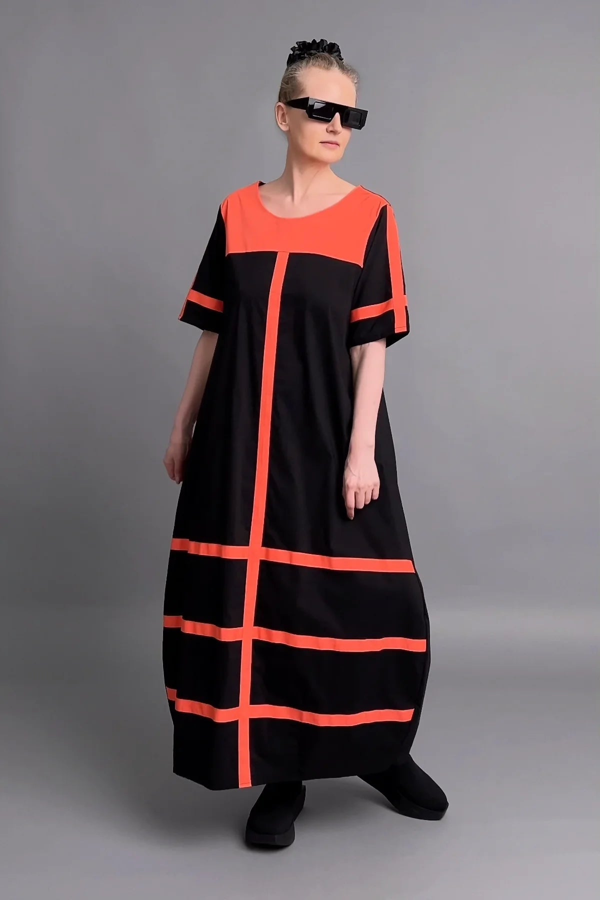 Avantgarde Maxikleid Cadrelli schwarz mit roten Kontraststreifen aus Viskose-Lycra