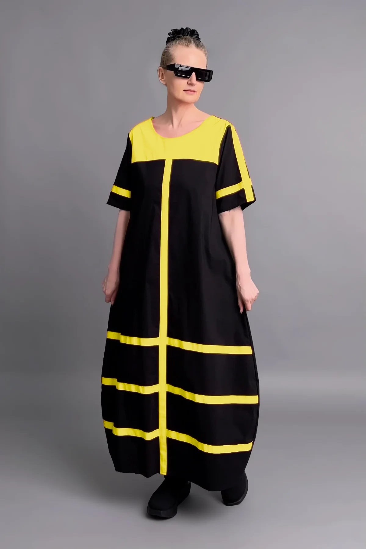 Avantgarde Maxikleid Cadrelli schwarz mit gelben Kontraststreifen aus Viskose-Lycra