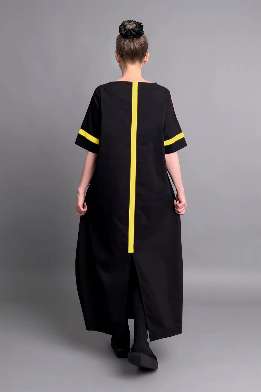 Avantgarde Maxikleid Cadrelli schwarz mit gelben Kontraststreifen aus Viskose-Lycra