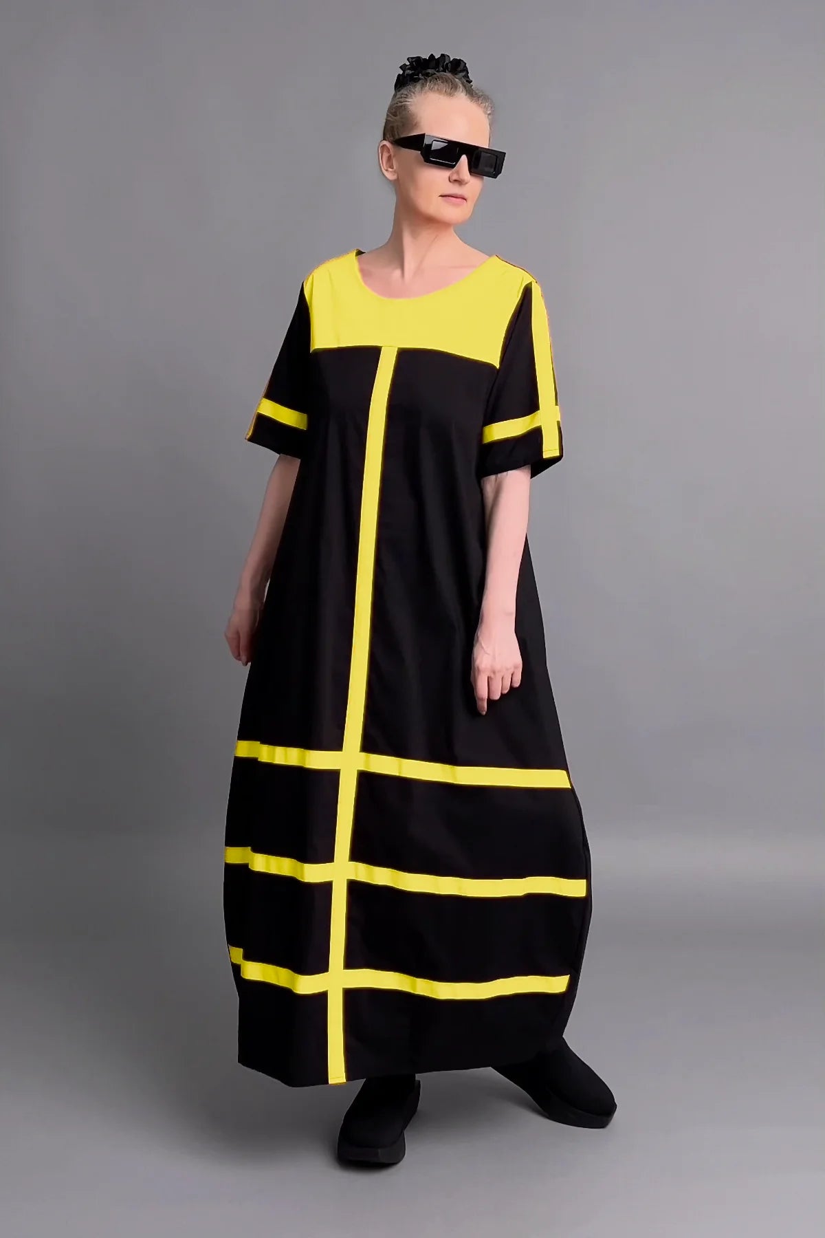 Avantgarde Maxikleid Cadrelli schwarz mit gelben Kontraststreifen aus Viskose-Lycra