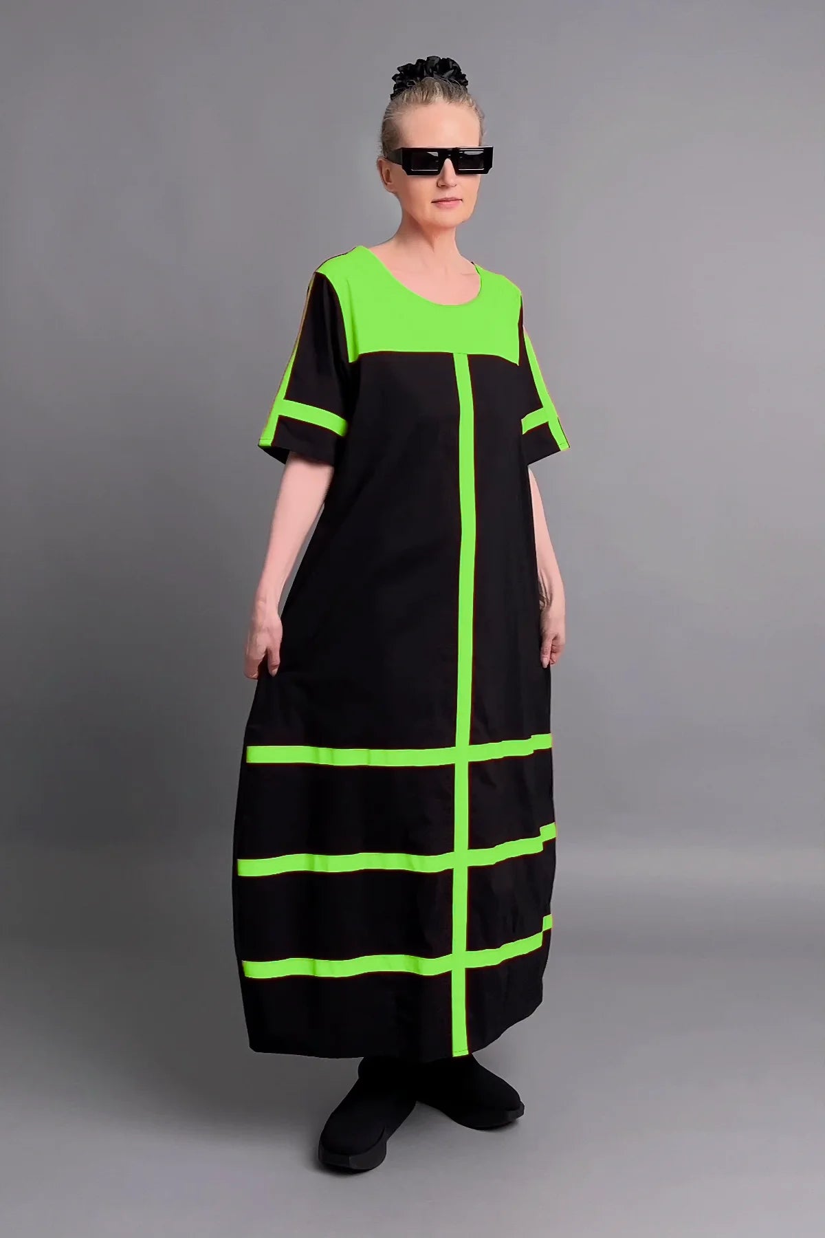 Avantgarde Maxikleid Cadrelli schwarz mit neon-grünen Kontraststreifen aus Viskose