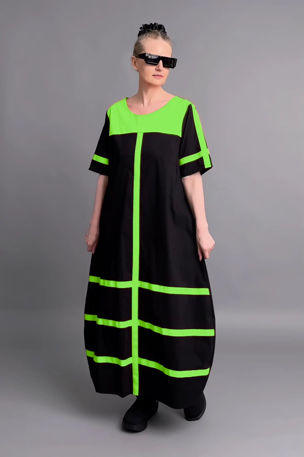 Avantgarde Maxikleid Cadrelli schwarz mit neon-grünen Kontraststreifen aus Viskose
