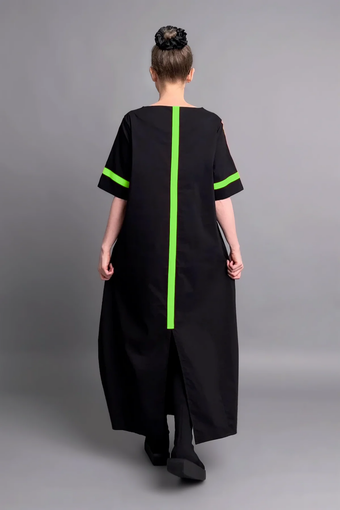 Avantgarde Maxikleid Cadrelli schwarz mit neon-grünen Kontraststreifen aus Viskose