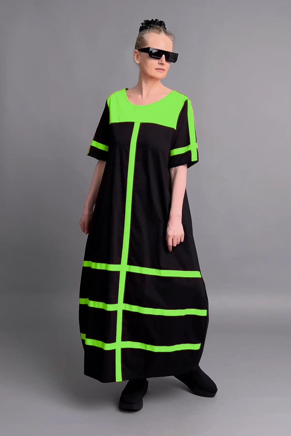 Avantgarde Maxikleid Cadrelli schwarz mit neon-grünen Kontraststreifen aus Viskose