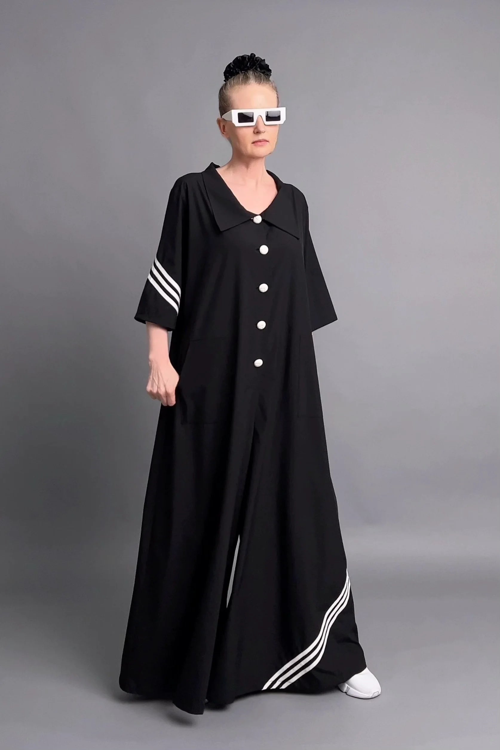 Avantgarde Jumpsuit in Schwarz mit Streifendetails und XL-Knöpfen von Cadrelli