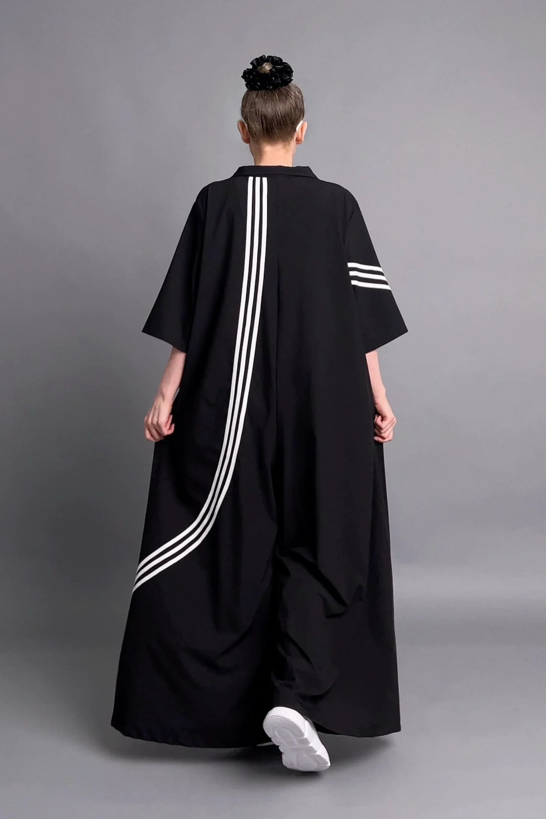 Avantgarde Jumpsuit in Schwarz mit Streifendetails und XL-Knöpfen von Cadrelli
