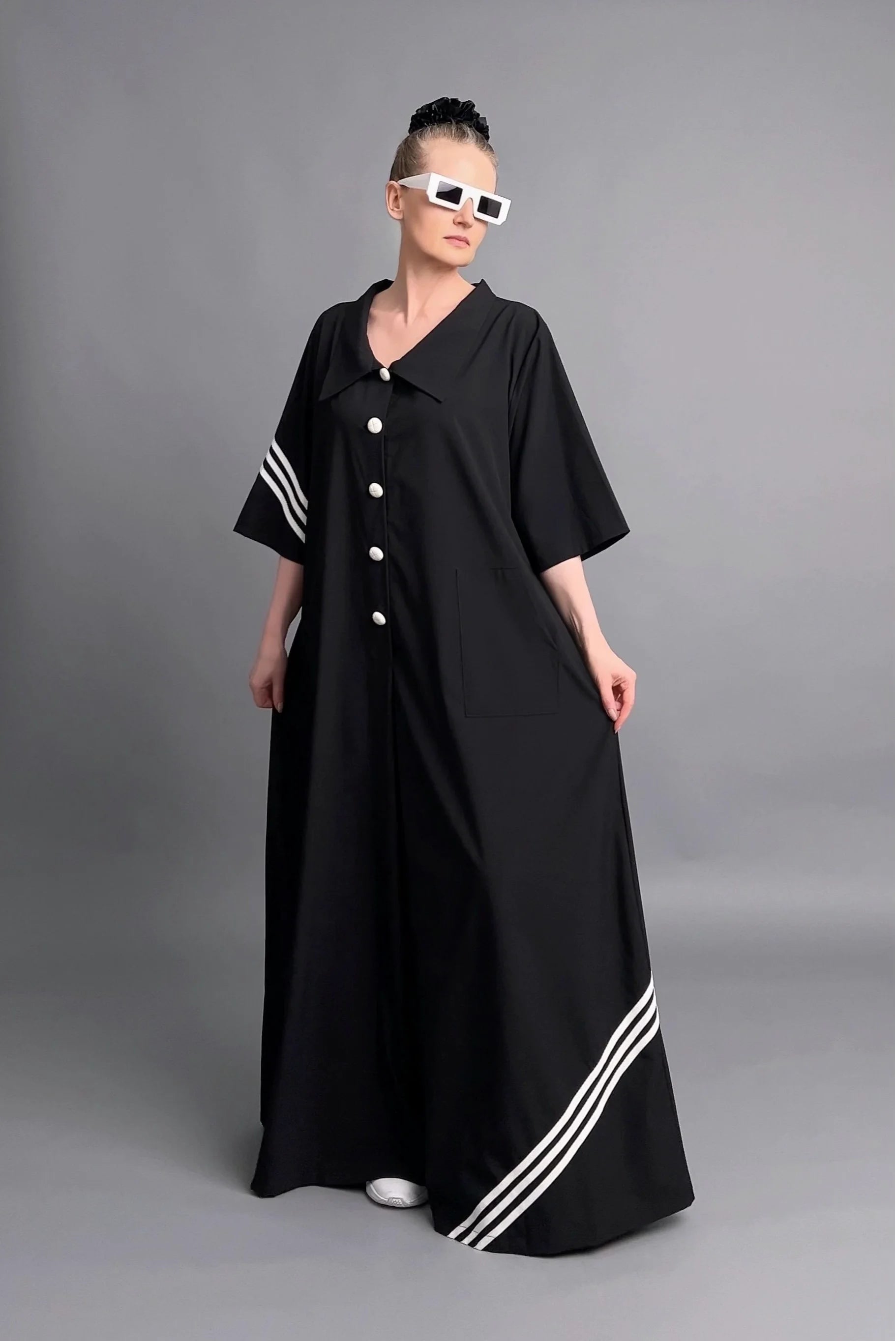 Avantgarde Jumpsuit in Schwarz mit Streifendetails und XL-Knöpfen von Cadrelli