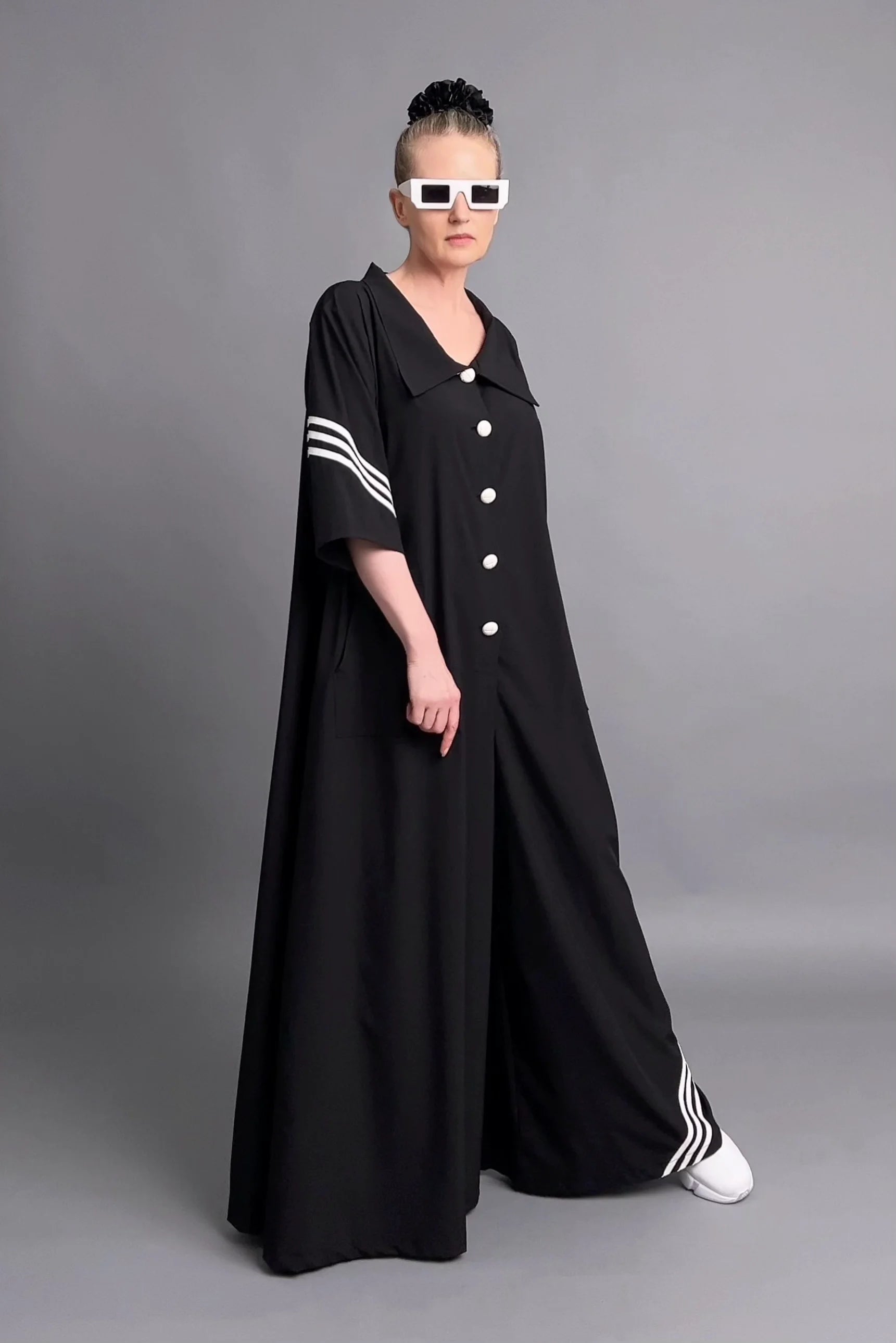 Avantgarde Jumpsuit in Schwarz mit Streifendetails und XL-Knöpfen von Cadrelli