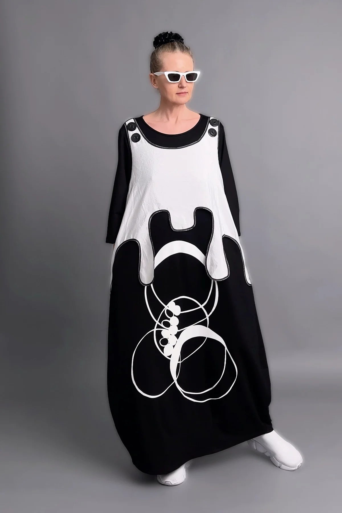 Avantgarde Maxikleid in Schwarz-Weiß mit Layer-Optik, Kontrastprint und Oversize-Silhouette