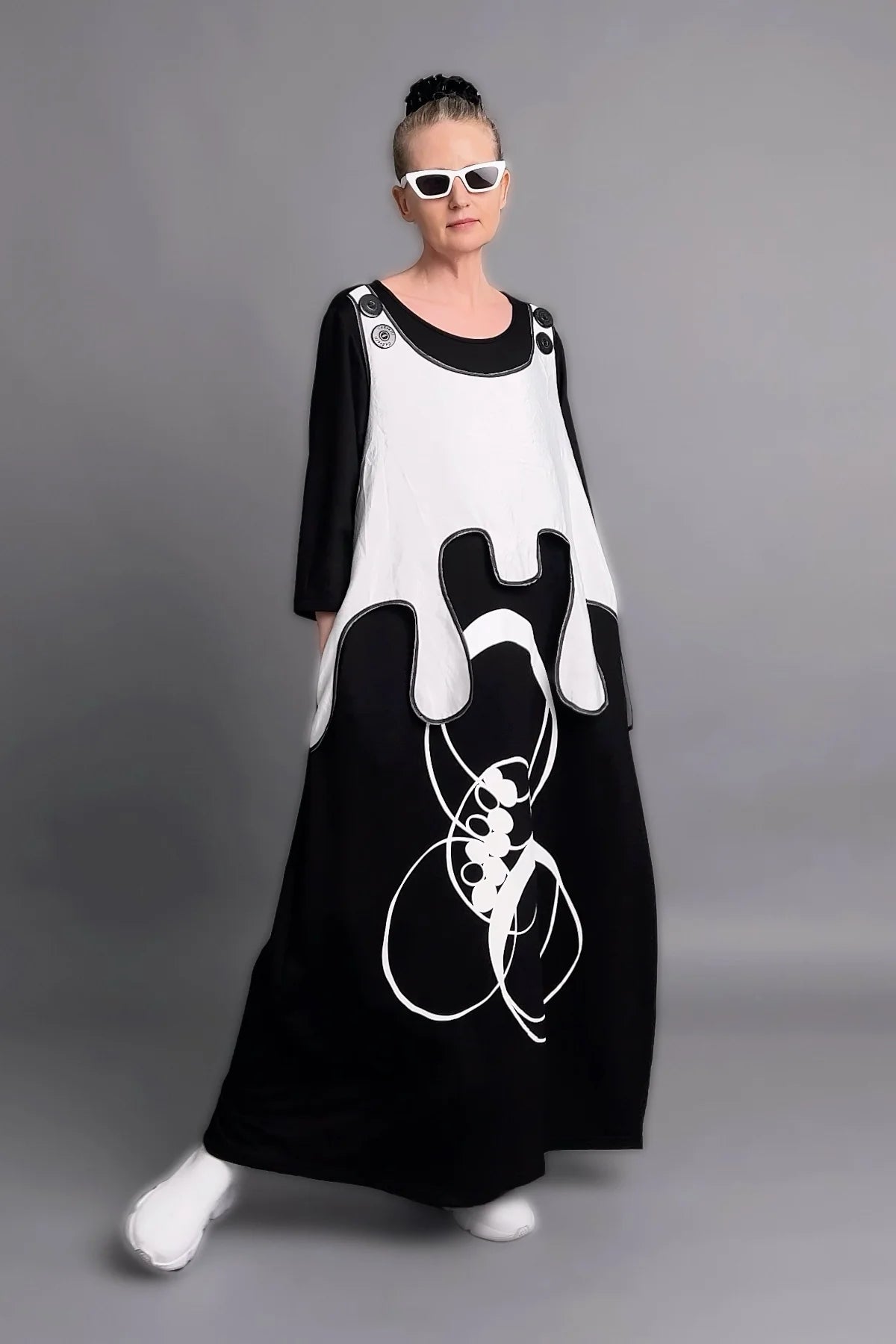 Avantgarde Maxikleid in Schwarz-Weiß mit Layer-Optik, Kontrastprint und Oversize-Silhouette