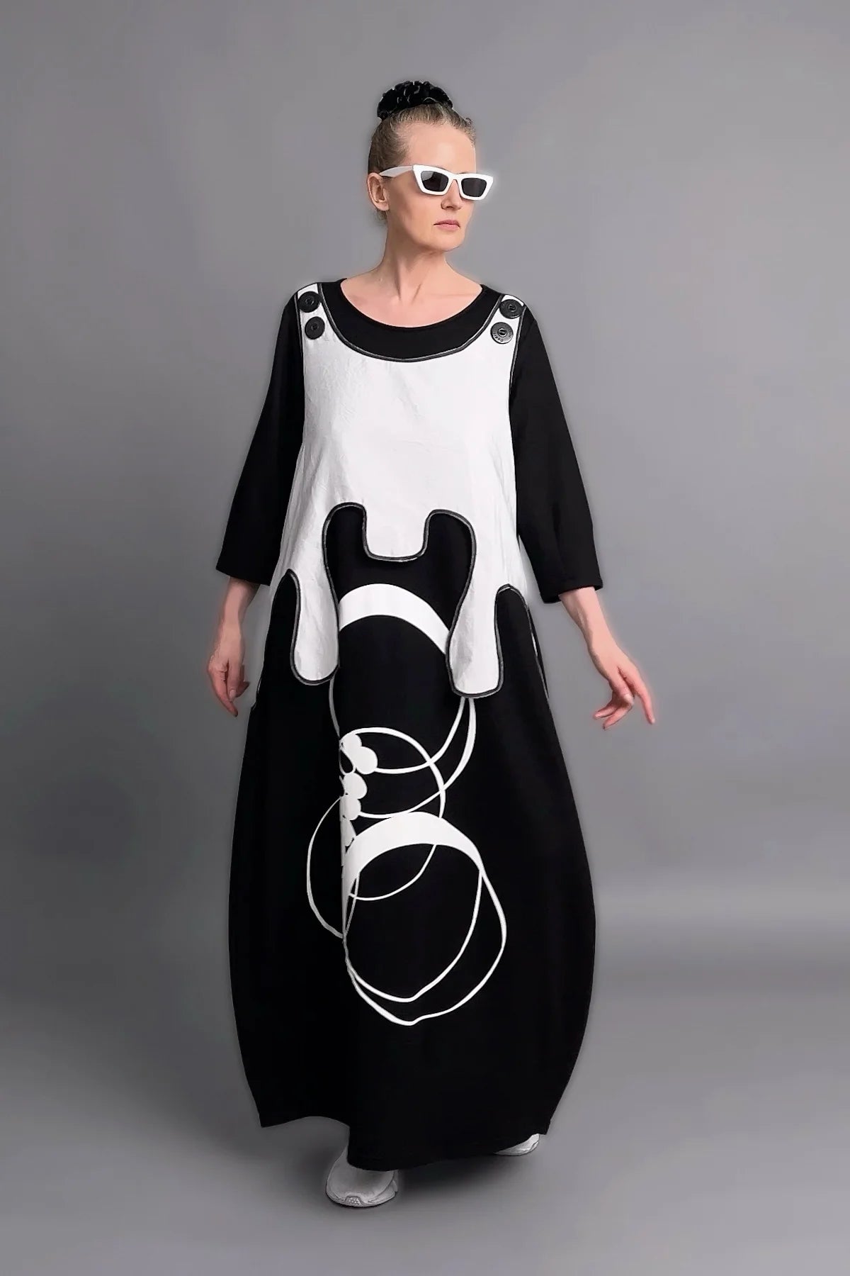 Avantgarde Maxikleid in Schwarz-Weiß mit Layer-Optik, Kontrastprint und Oversize-Silhouette