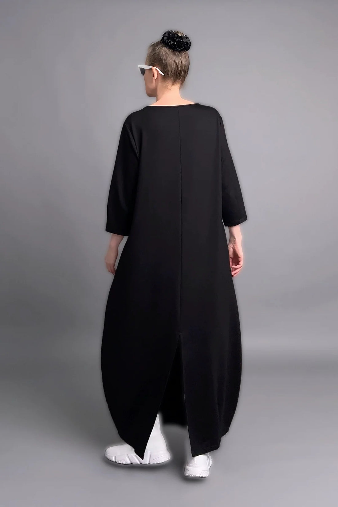 Avantgarde Maxikleid in Schwarz-Weiß mit Layer-Optik, Kontrastprint und Oversize-Silhouette