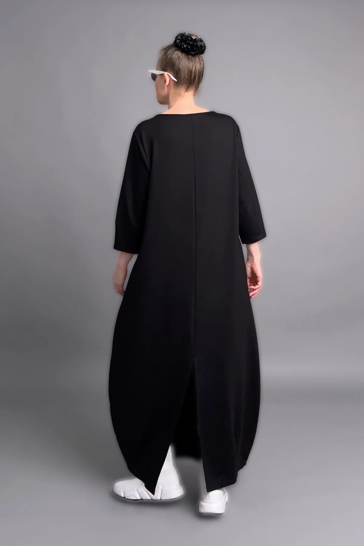Avantgarde Maxikleid in Schwarz-Weiß mit Layer-Optik, Kontrastprint und Oversize-Silhouette