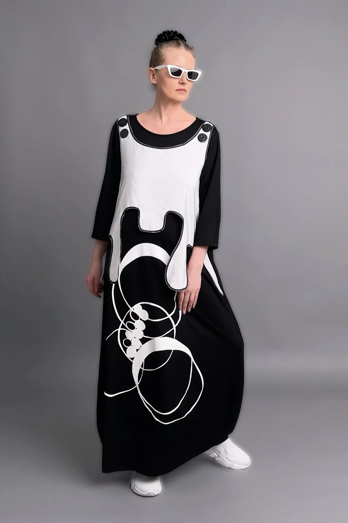 Avantgarde Maxikleid in Schwarz-Weiß mit Layer-Optik, Kontrastprint und Oversize-Silhouette