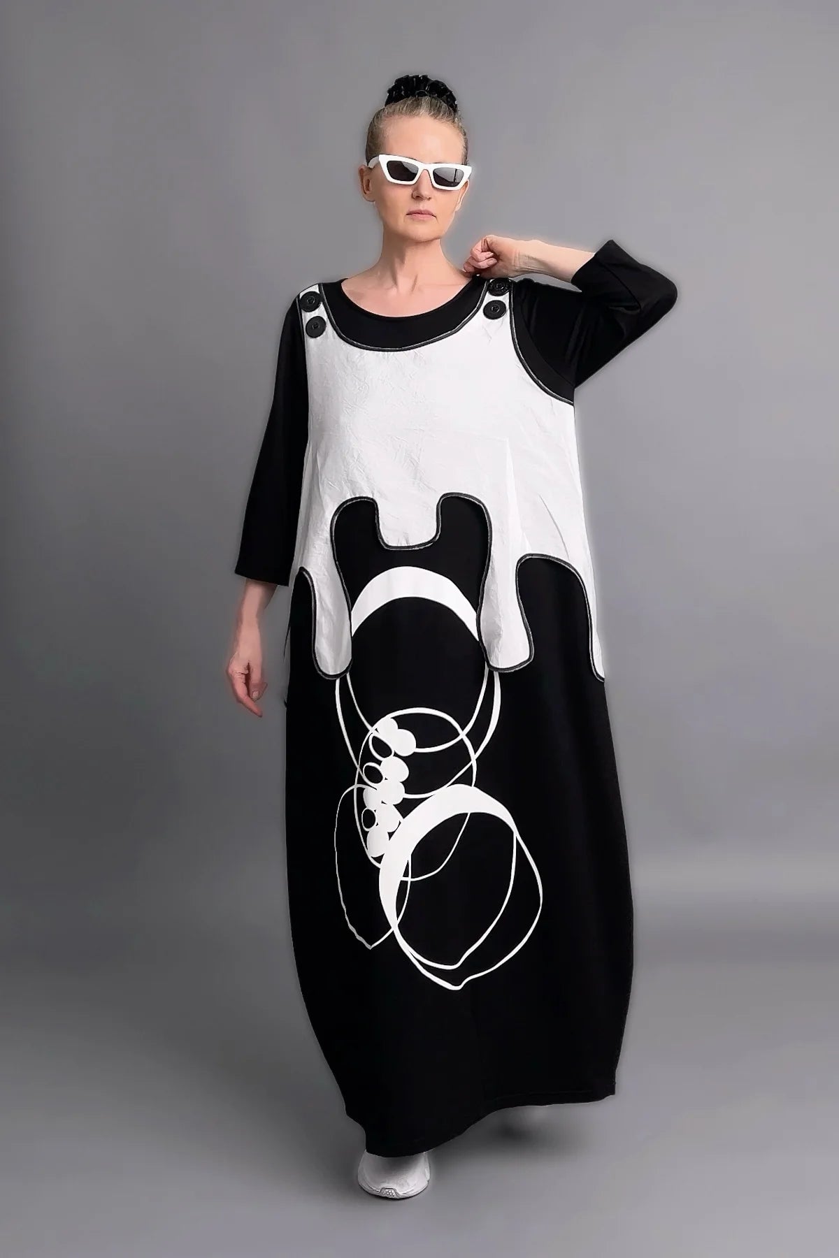 Avantgarde Maxikleid in Schwarz-Weiß mit Layer-Optik, Kontrastprint und Oversize-Silhouette