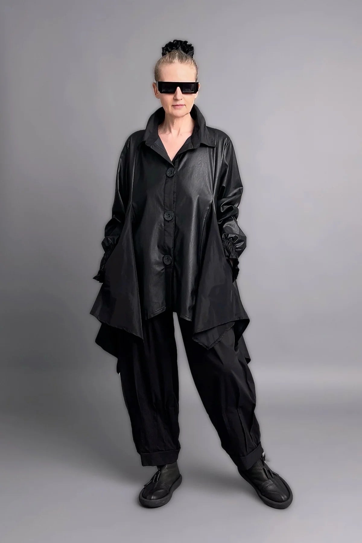 Asymmetrische Oversize-Jacke aus Lederimitat mit Statement-Kragen