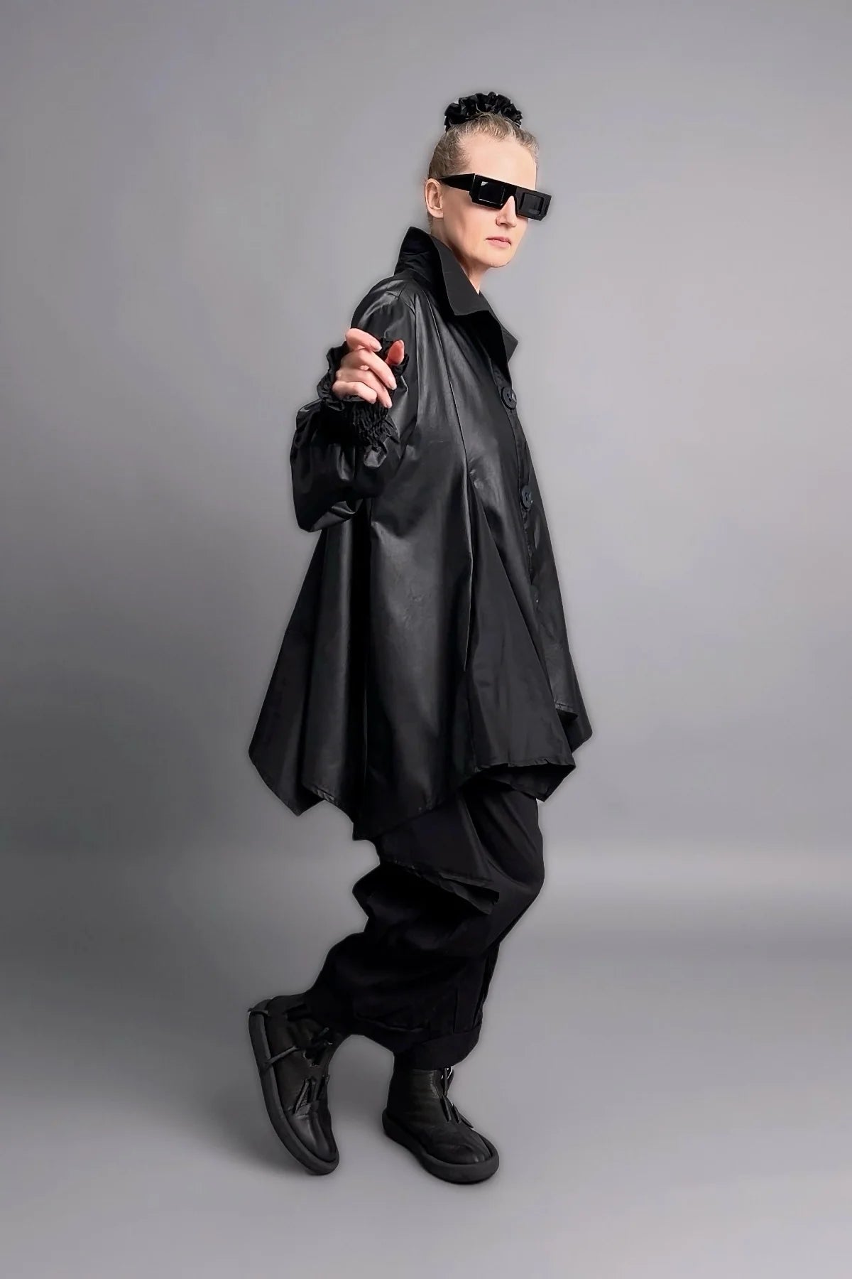 Asymmetrische Oversize-Jacke aus Lederimitat mit Statement-Kragen