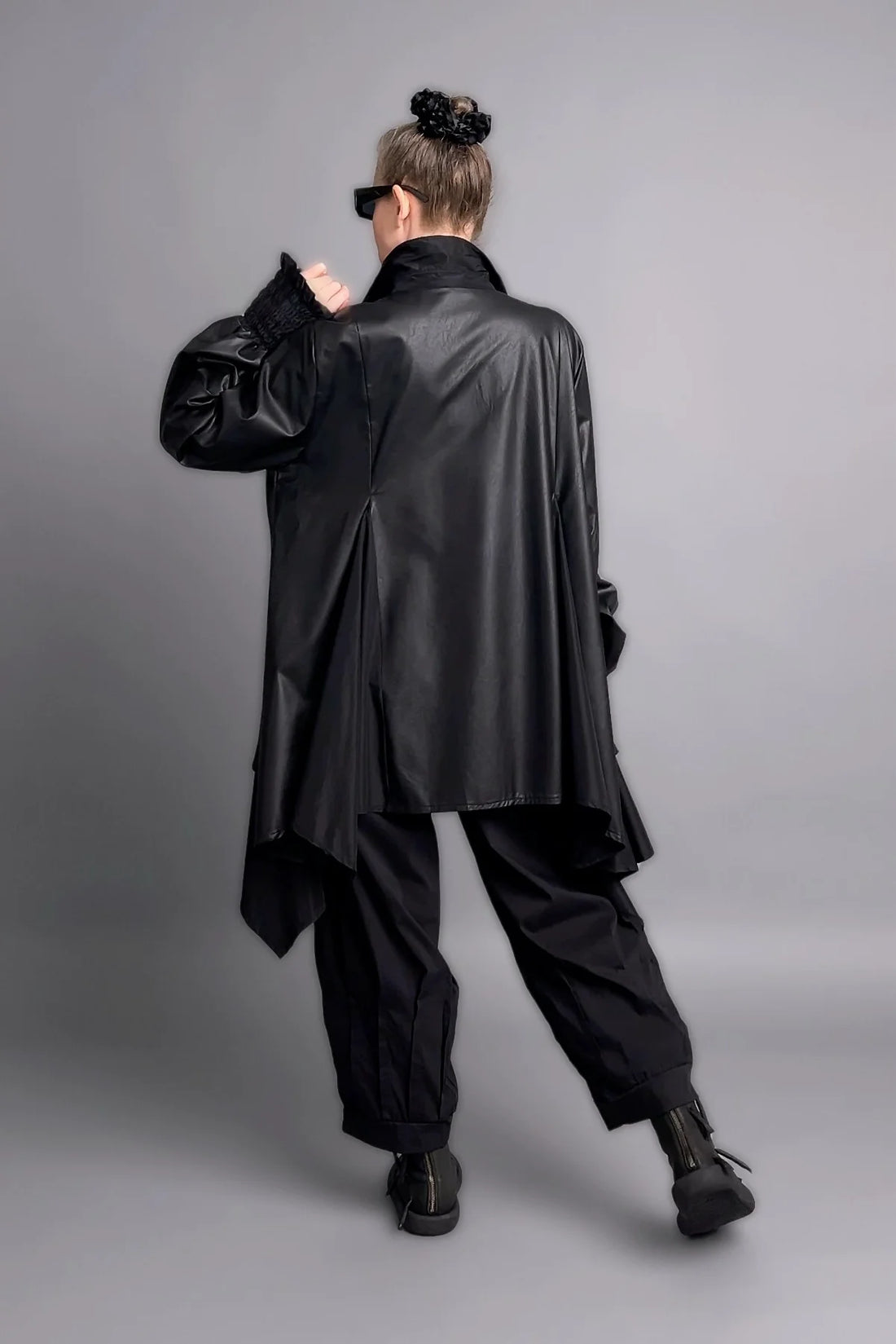 Asymmetrische Oversize-Jacke aus Lederimitat mit Statement-Kragen