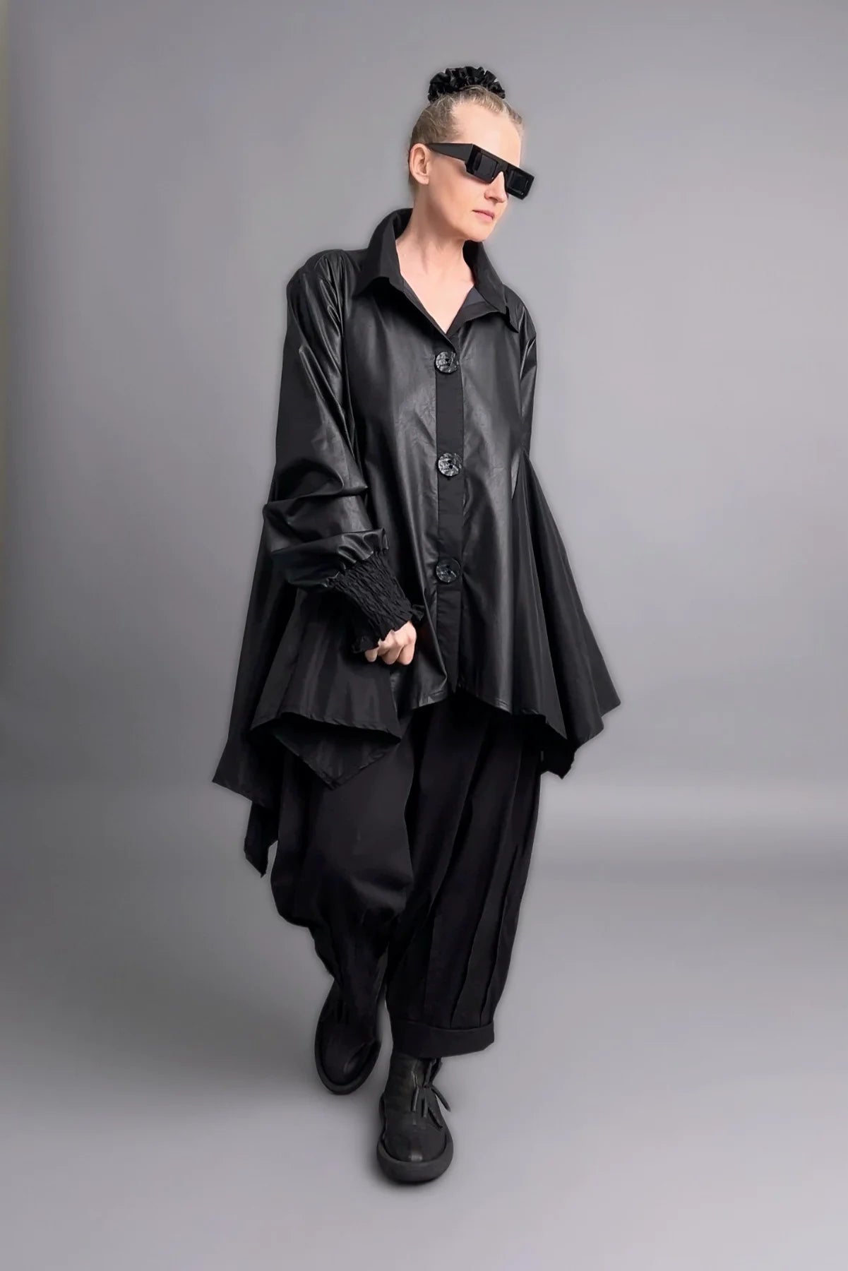 Asymmetrische Oversize-Jacke aus Lederimitat mit Statement-Kragen