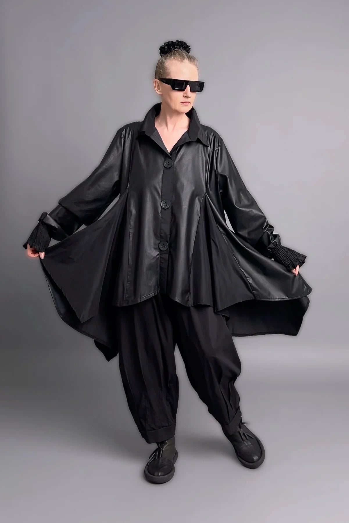 Asymmetrische Oversize-Jacke aus Lederimitat mit Statement-Kragen