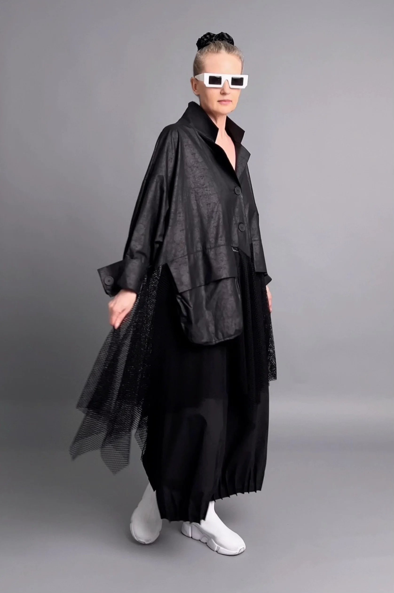 Caraclan Avantgarde Tunika aus Lederimitat mit Mesh-Details in Schwarz Übergangslook