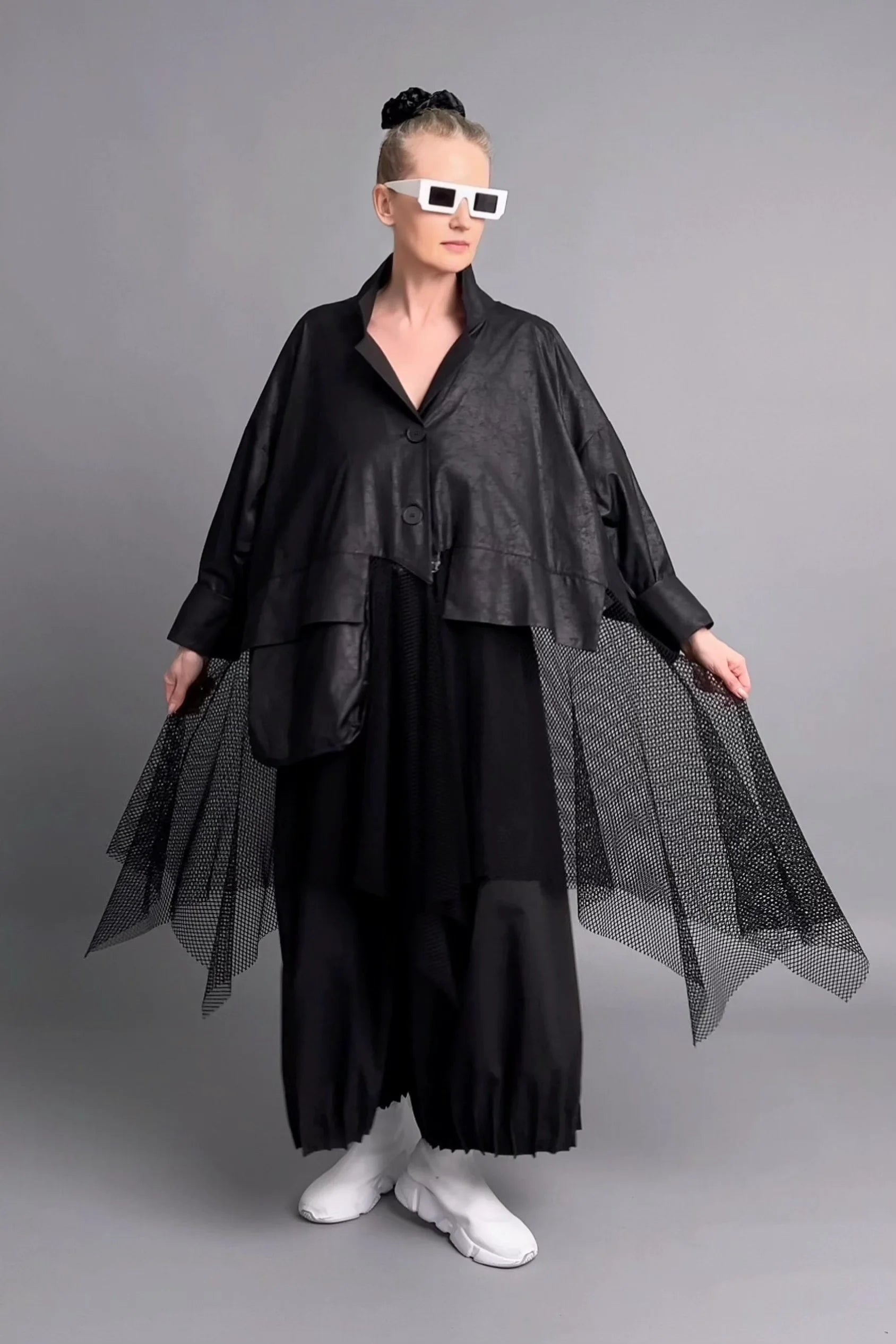 Caraclan Avantgarde Tunika aus Lederimitat mit Mesh-Details in Schwarz Übergangslook