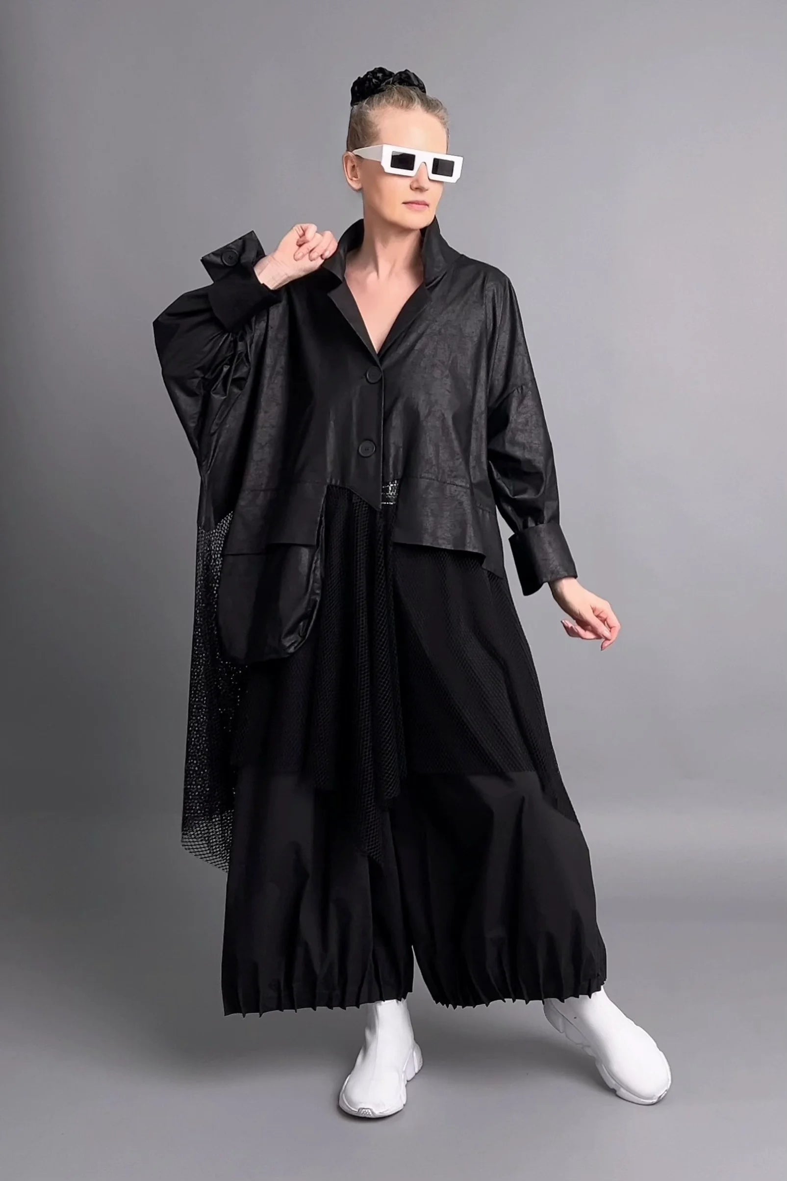 Caraclan Avantgarde Tunika aus Lederimitat mit Mesh-Details in Schwarz Übergangslook